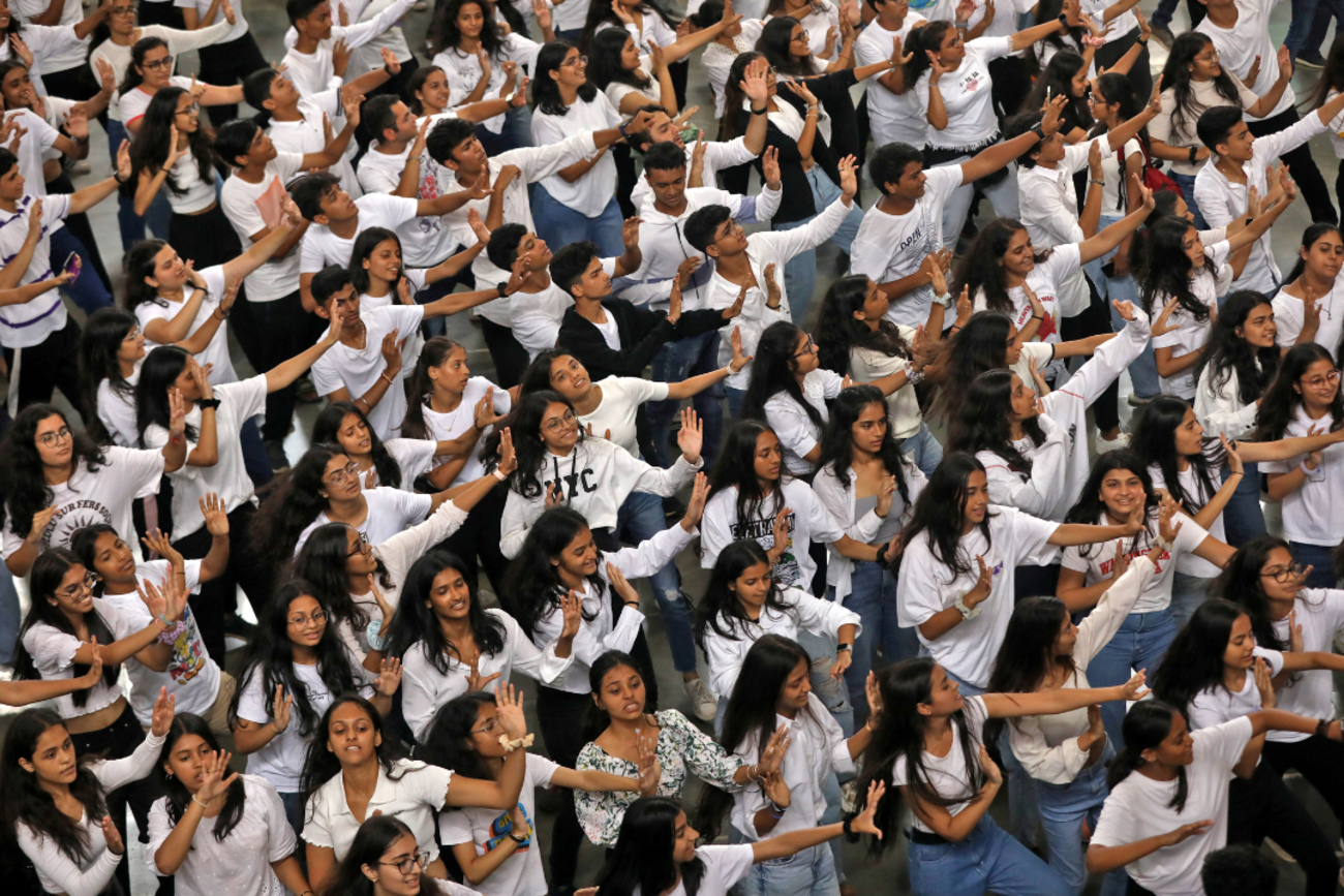 Dozens of college students in white t-shirts perform a flash mob as a tribute to the cultural diversity of India, at Mumbai Central railway station, in Mumbai, India, on September 22, 2022. REUTERS/Niharika Kulkarni
