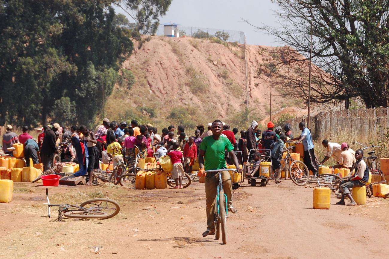 People fetch water outside a copper and&nbsp;cobalt&nbsp;mine, in Kolwezi, Democratic Republic of Congo, on May 30, 2015. 