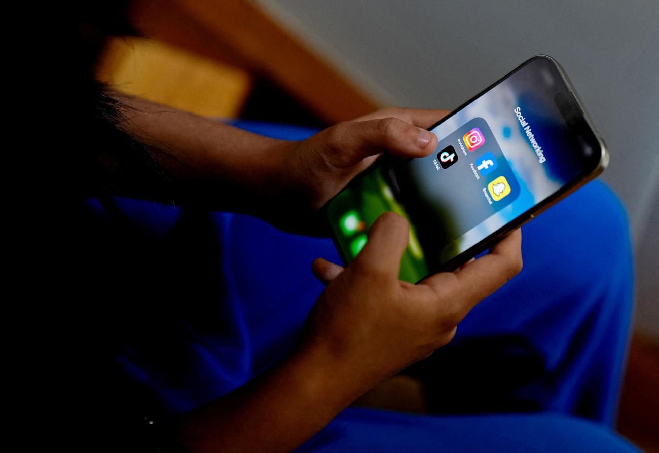 A high school student poses with her mobile showing her&nbsp;social&nbsp;media&nbsp;applications. in Melbourne, Australia, on November 28, 2024.