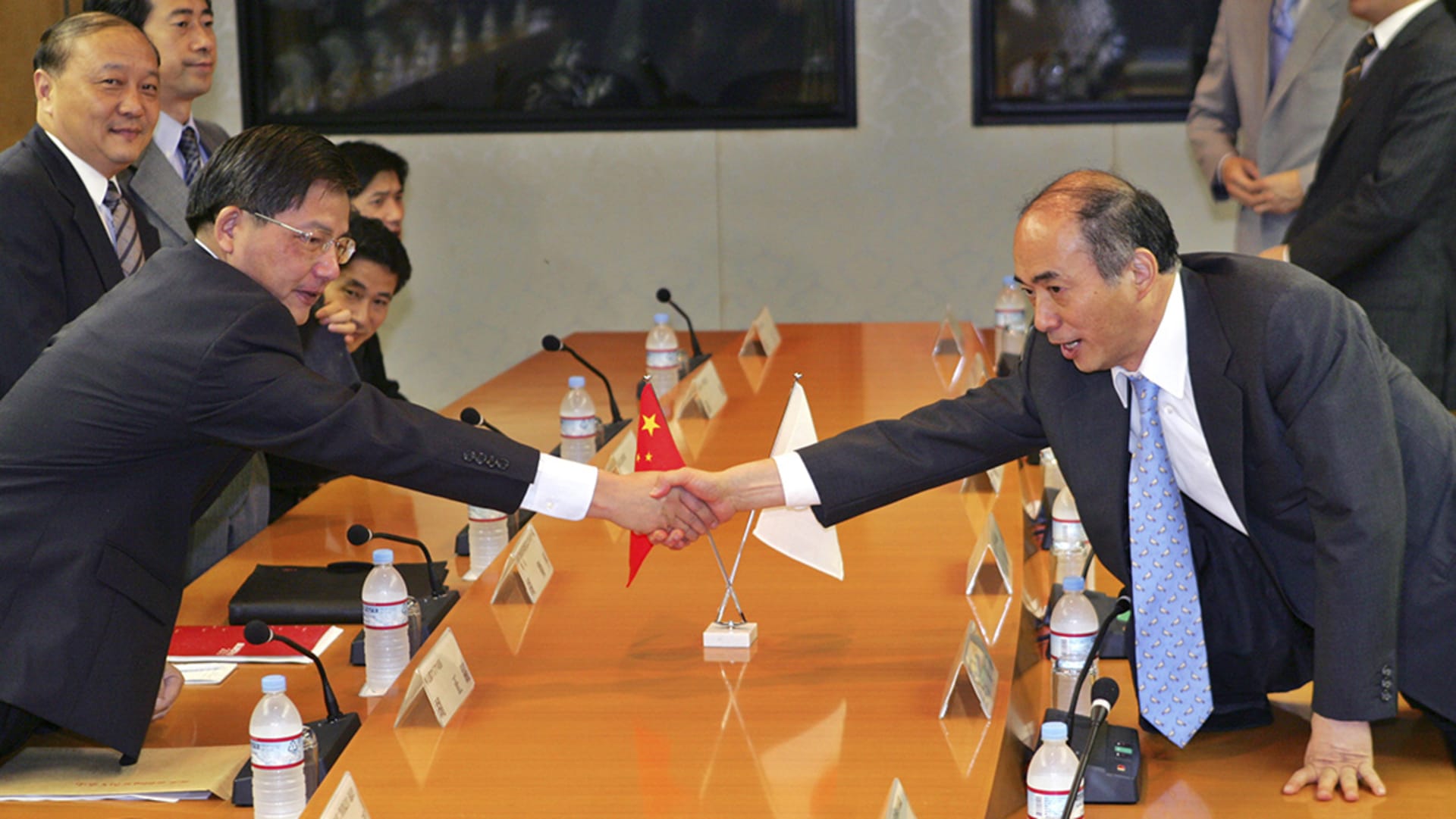 Former Chinese Foreign Ministry's Director of the Asian Affairs Department Hu Zhengyue shakes hands with Kenichiro Sasae, former head of the Foreign Ministry's Asian and Oceanian Affairs Bureau in 2007. Koji Sasahara/Reuters