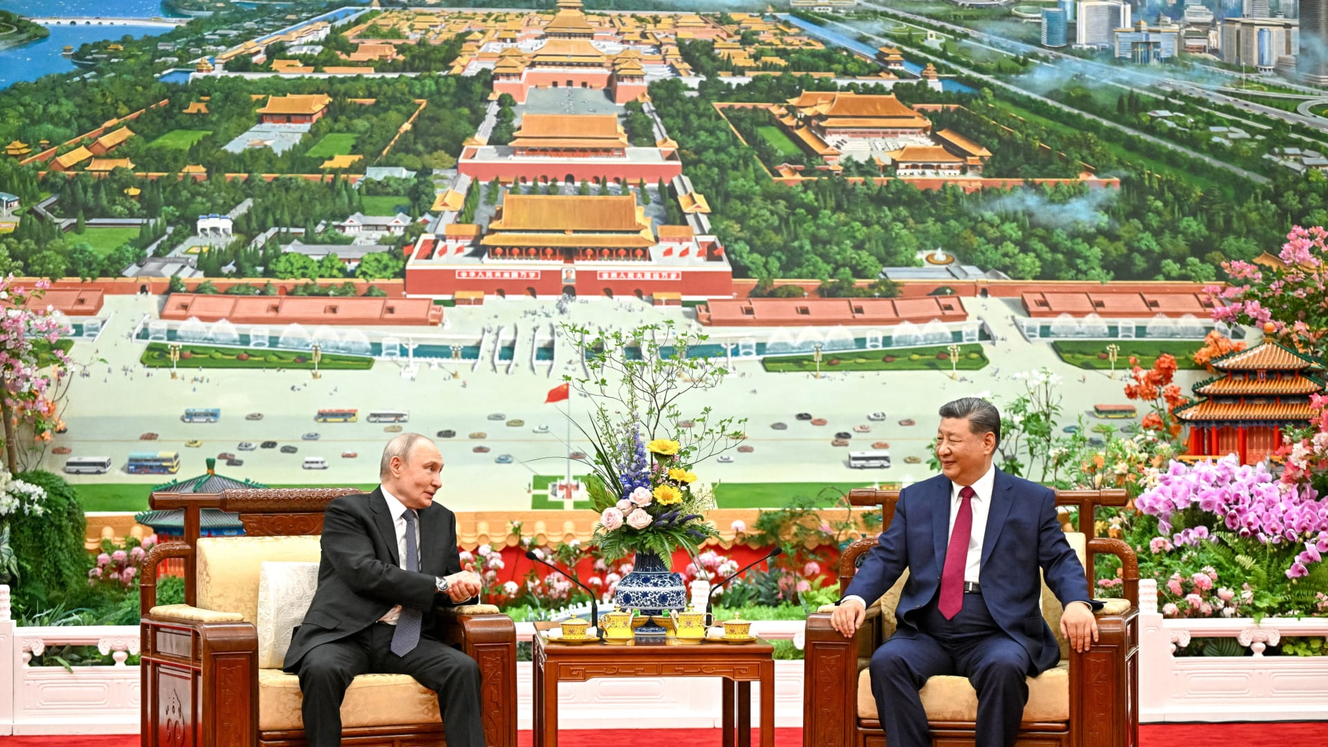 Russian President Vladimir Putin and Chinese President Xi Jinping have tea following their meeting at the Great Hall of the People in Beijing, China May 20, 2026. Sputnik/Kristina Solovyova/Pool via REUTERS