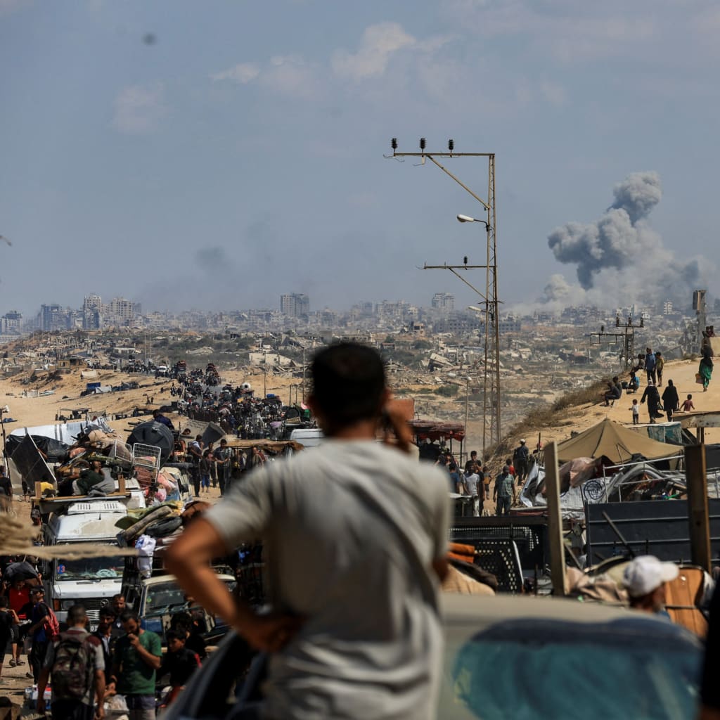 <p>Palestinians fleeing northern Gaza to escape an Israeli military operation watch smoke rising from Gaza City, September 24, 2025.</p>

