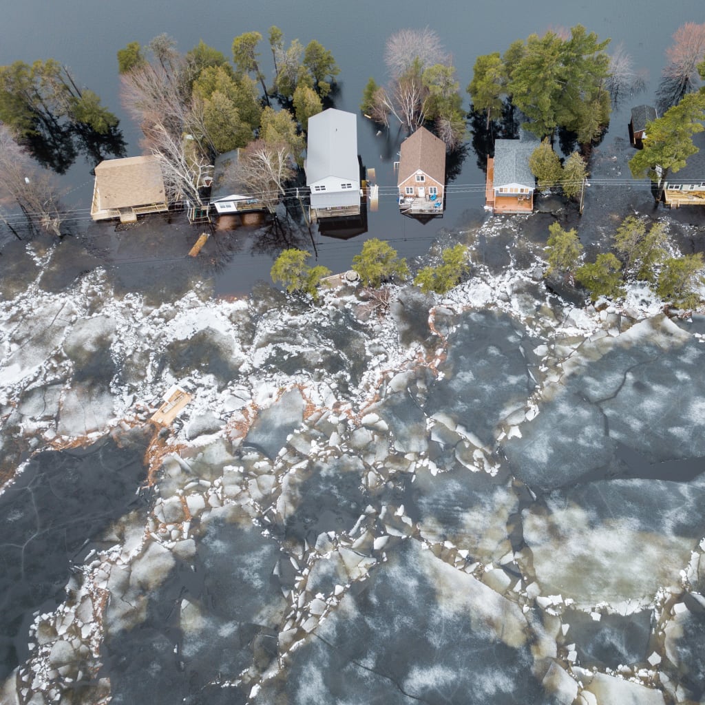 <p>Cottages on Grand Lake in New Brunswick, Canada.</p>
