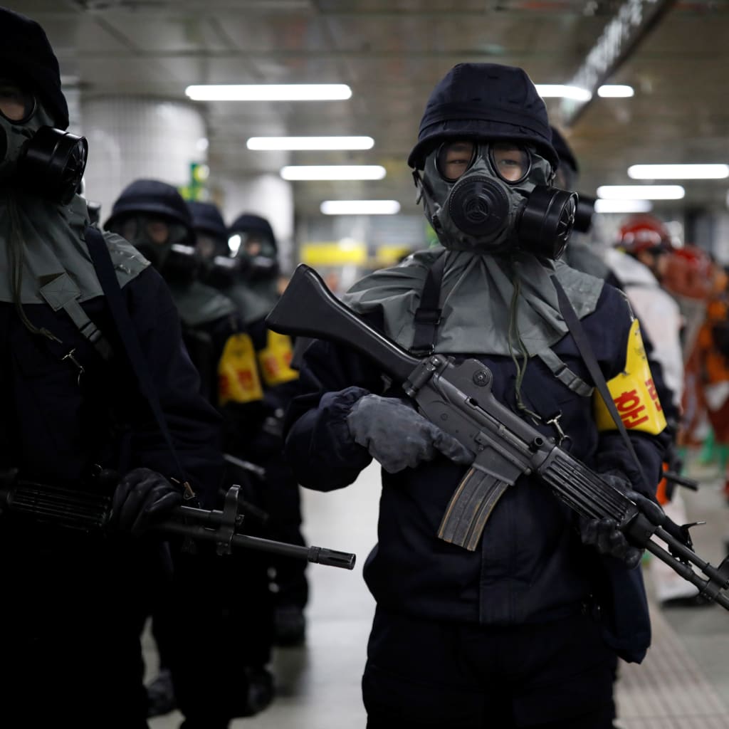 <p>South Korean policemen participate in an anti-terror drill. </p>
