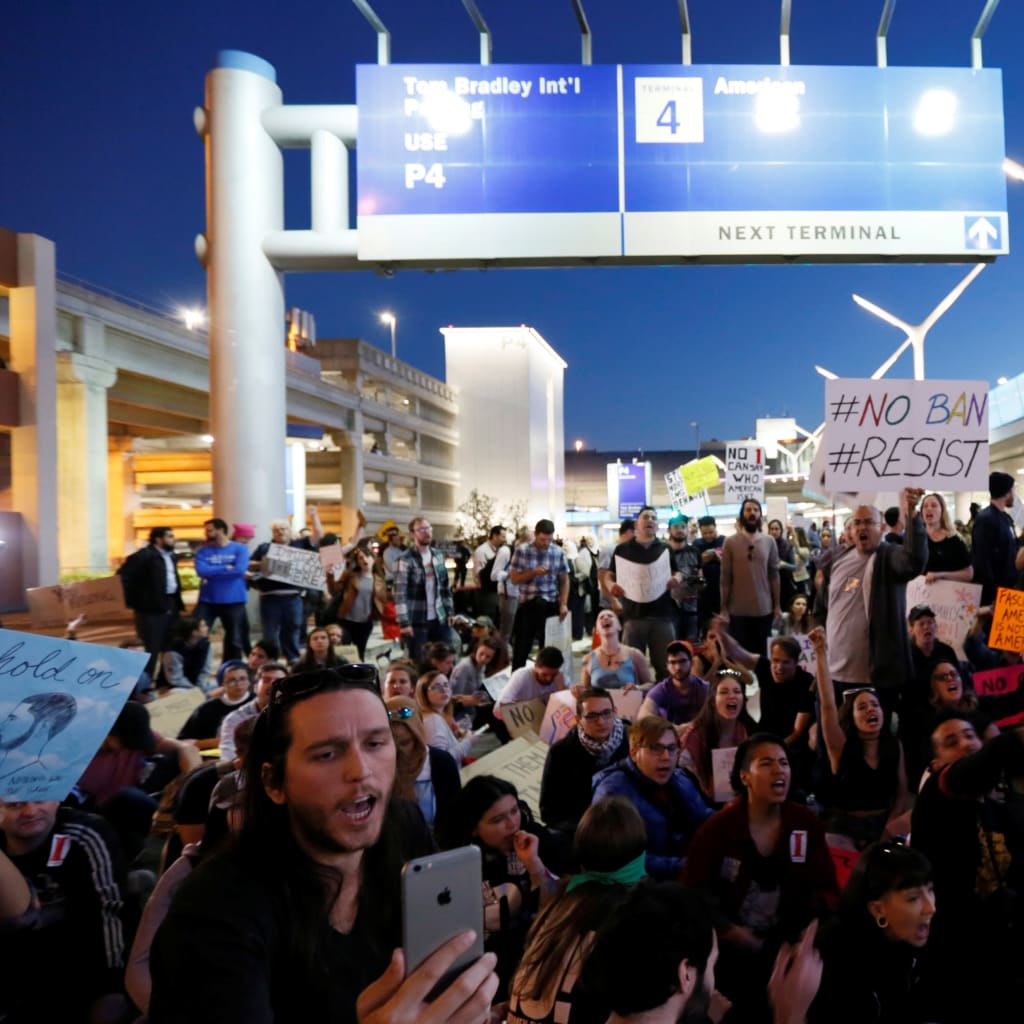 <p>Demonstrators shut down the lower level loop at LAX during a protest against the travel ban imposed by U.S. President Donald Trump’s executive order in Los Angeles, California.</p>
