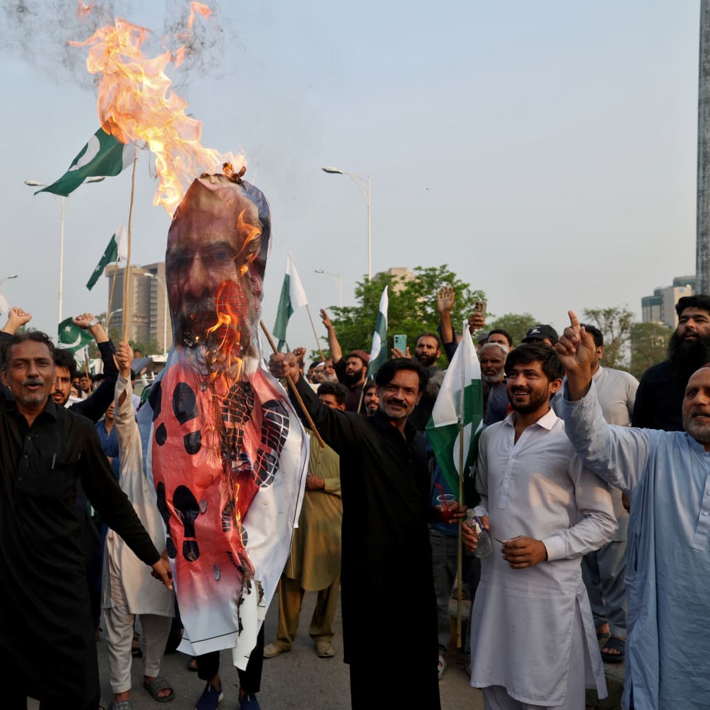 <p>Supporters of Pakistan Markazi Muslim League (PMML) burn an effigy depicting India’s Prime Minister Narendra Modi during a rally in support of Pakistan’s army following India’s military strikes on Pakistan on May 7, 2025.</p>
