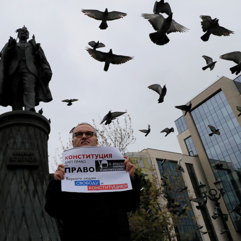 <p>A man advocates for free and fair elections in Moscow.</p>
