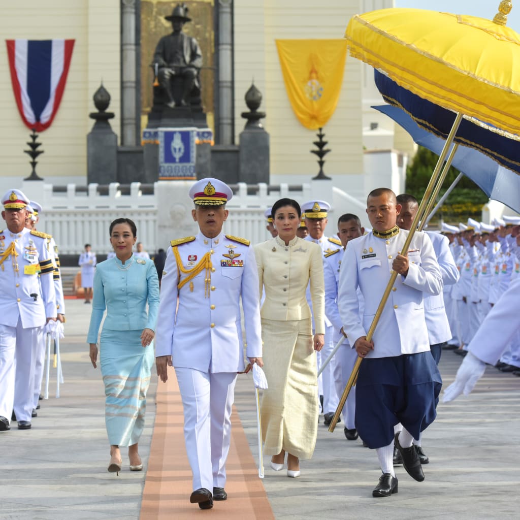 <p>Thailand’s King Maha Vajiralongkorn, Queen Suthida, and Princess Bajrakitiyabha pay their respects at the statue of King Rama I in Bangkok.</p>
