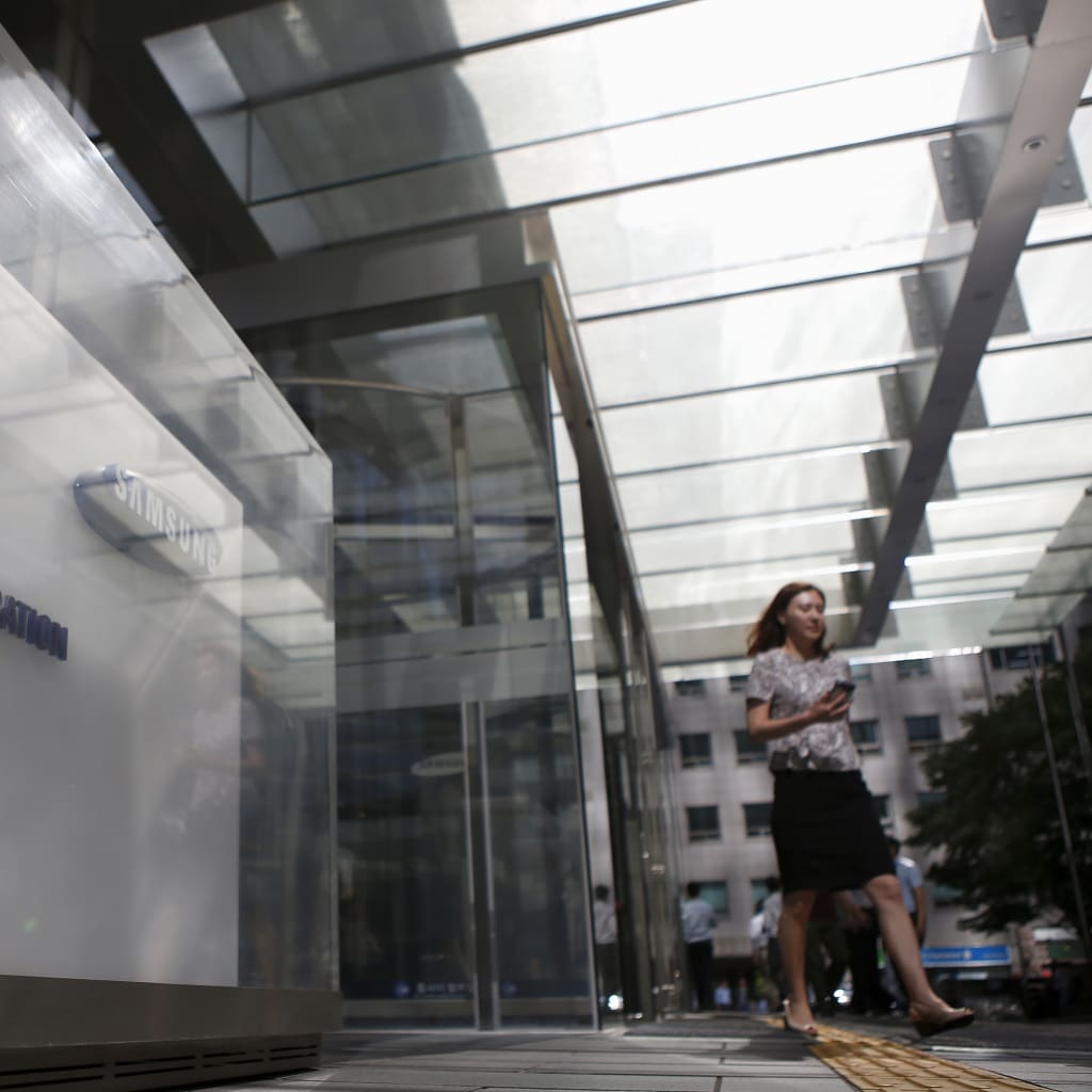 <p>An employee walks past a logo of Samsung C&T Corp at the company’s headquarters in Seoul, South Korea, July 16, 2015.</p>
