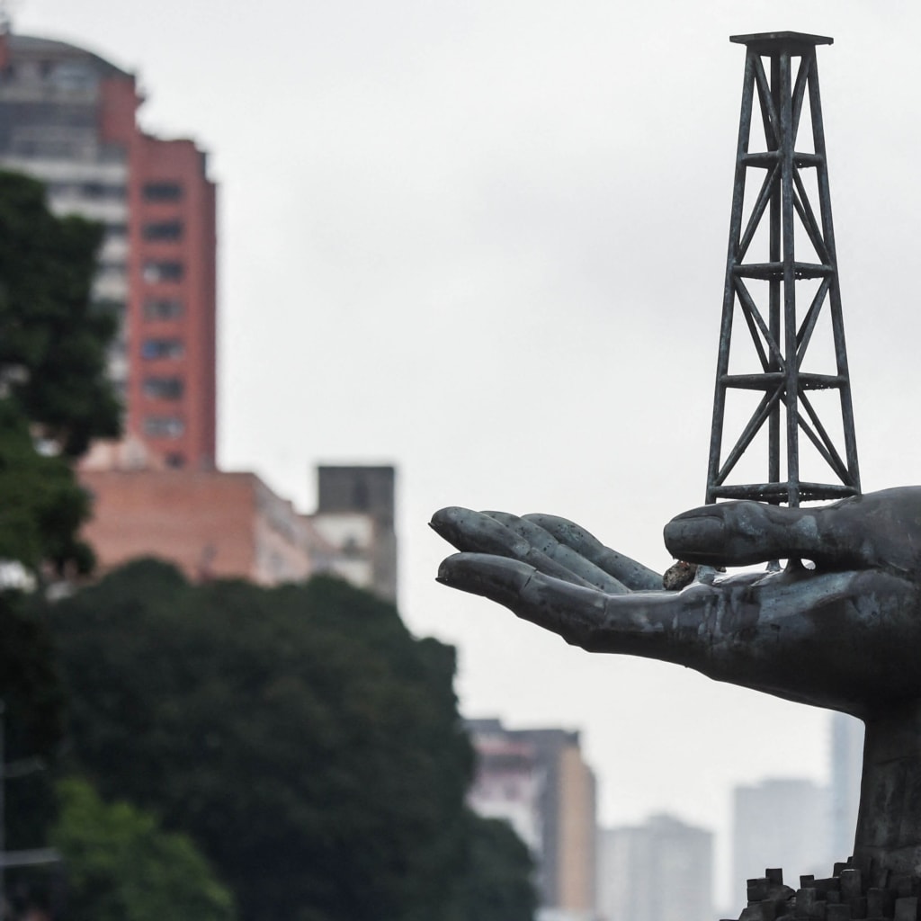<p>View of the Peace Monument sculpture in front of the Petroleos de Venezuela (PDVSA) headquarters in Caracas, on December 2, 2022.</p>
