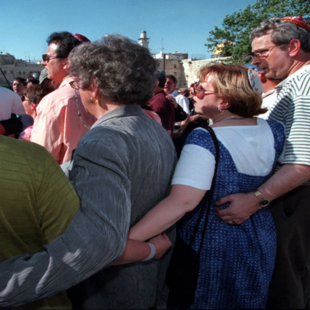 <p>American Jews belonging to the Union of American Hebrew Congregations link arms as they hold a mixed male and female prayer session.</p>
