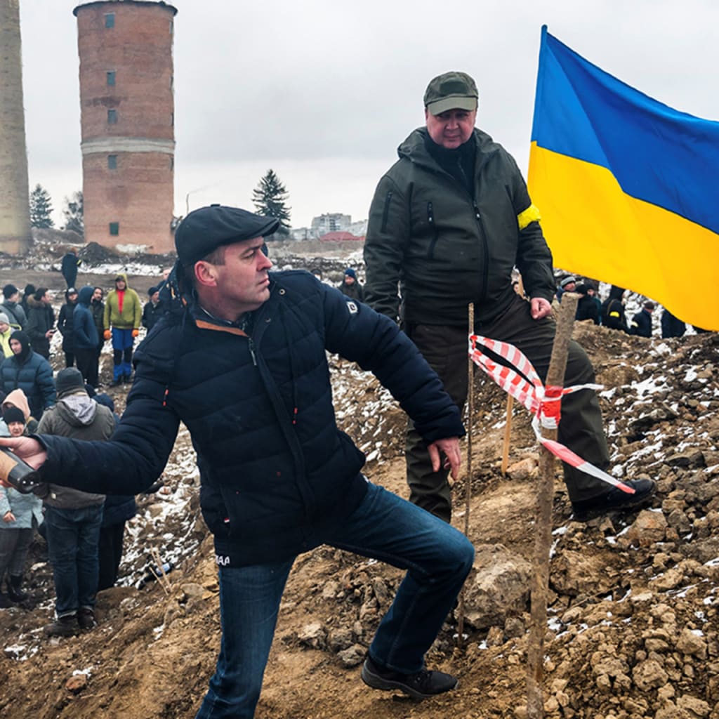 ukrainian civilians train to throw molotov cocktails