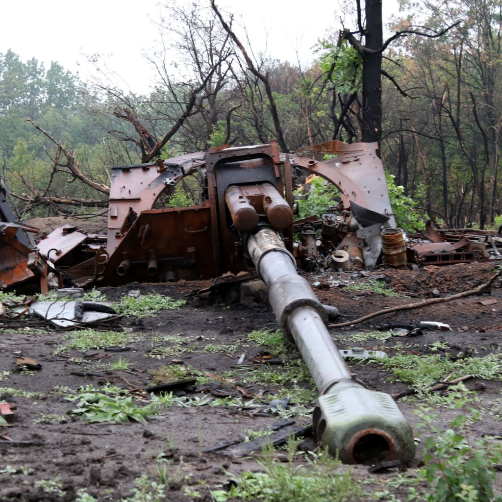 <p>A view shows a Russian self-propelled howitzer destroyed during a counteroffensive operation </p>
