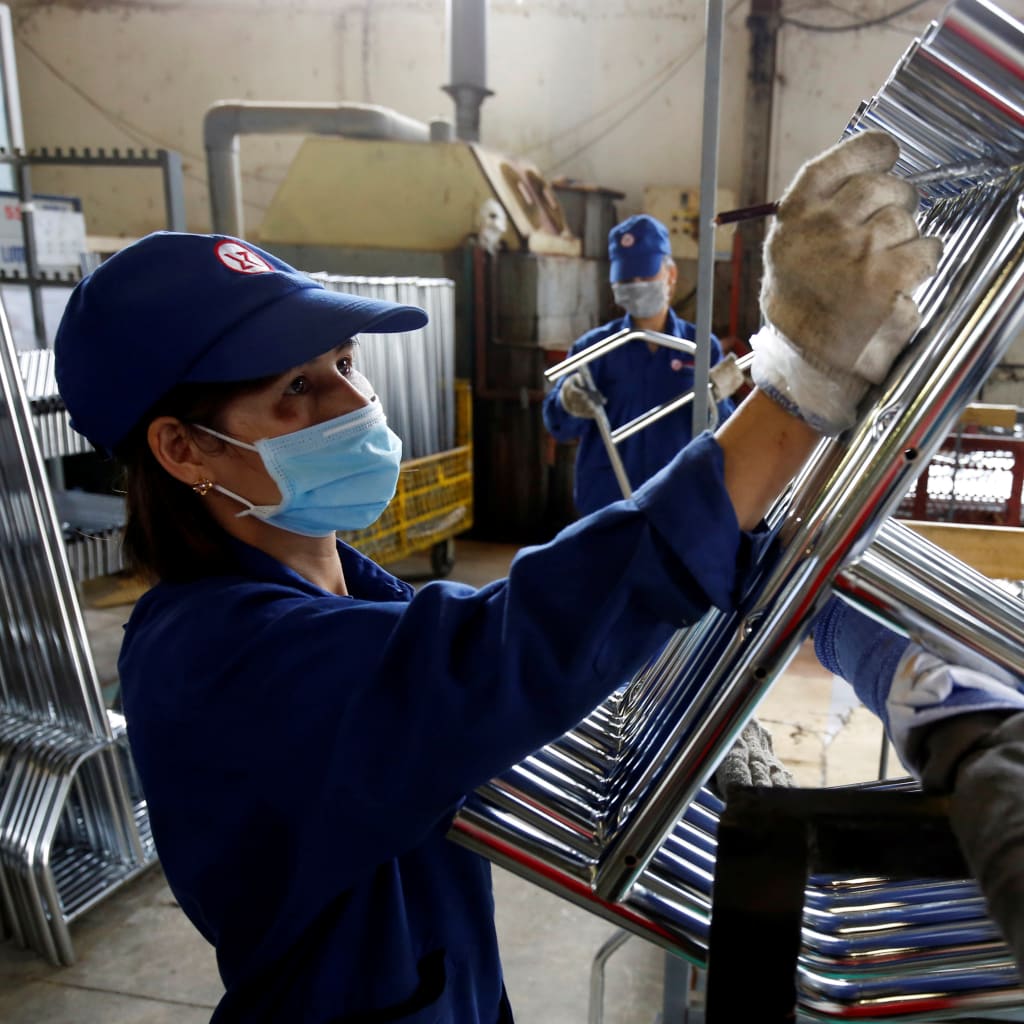 <p>Women work at Xuan Hoa furniture factory in Hanoi, Vietnam April 5, 2018. </p>
