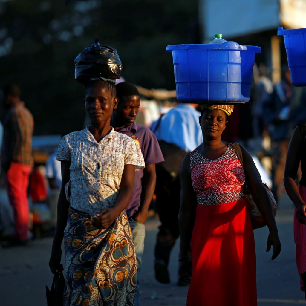 <p>Women carrying baskets with food items at a market in Blantyre, Malawi. Picture taken July 10, 2017.</p>
