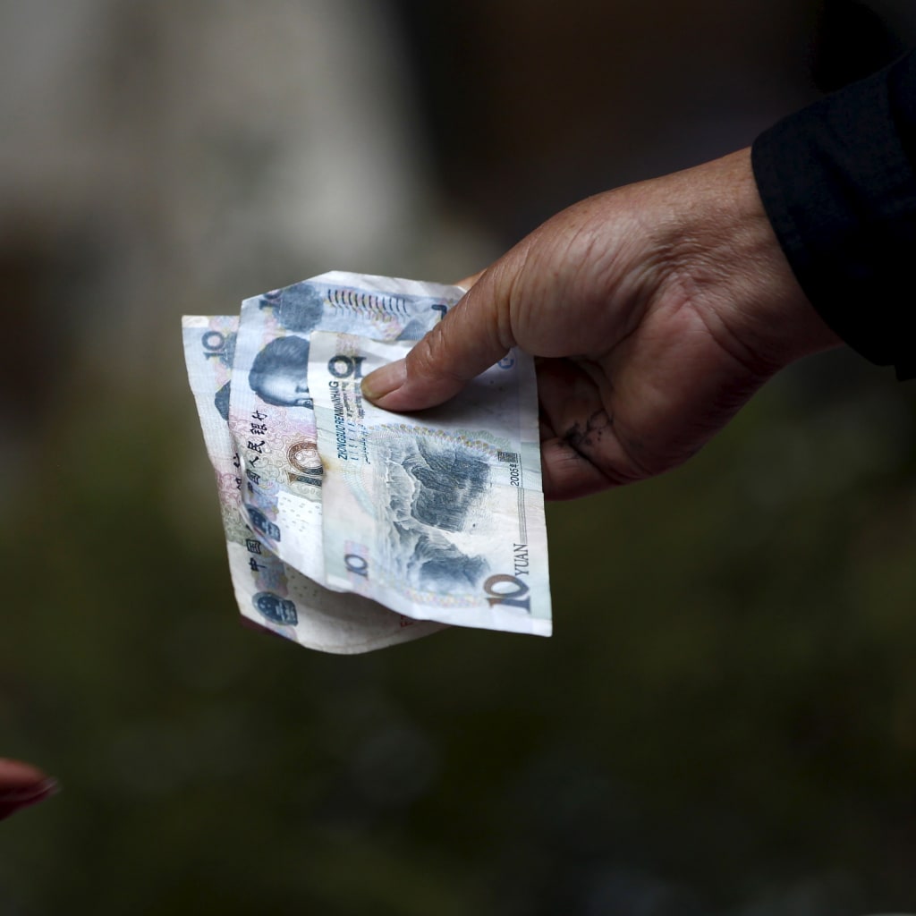 <p>A vendor selling flowers hands over change to a customer</p>
