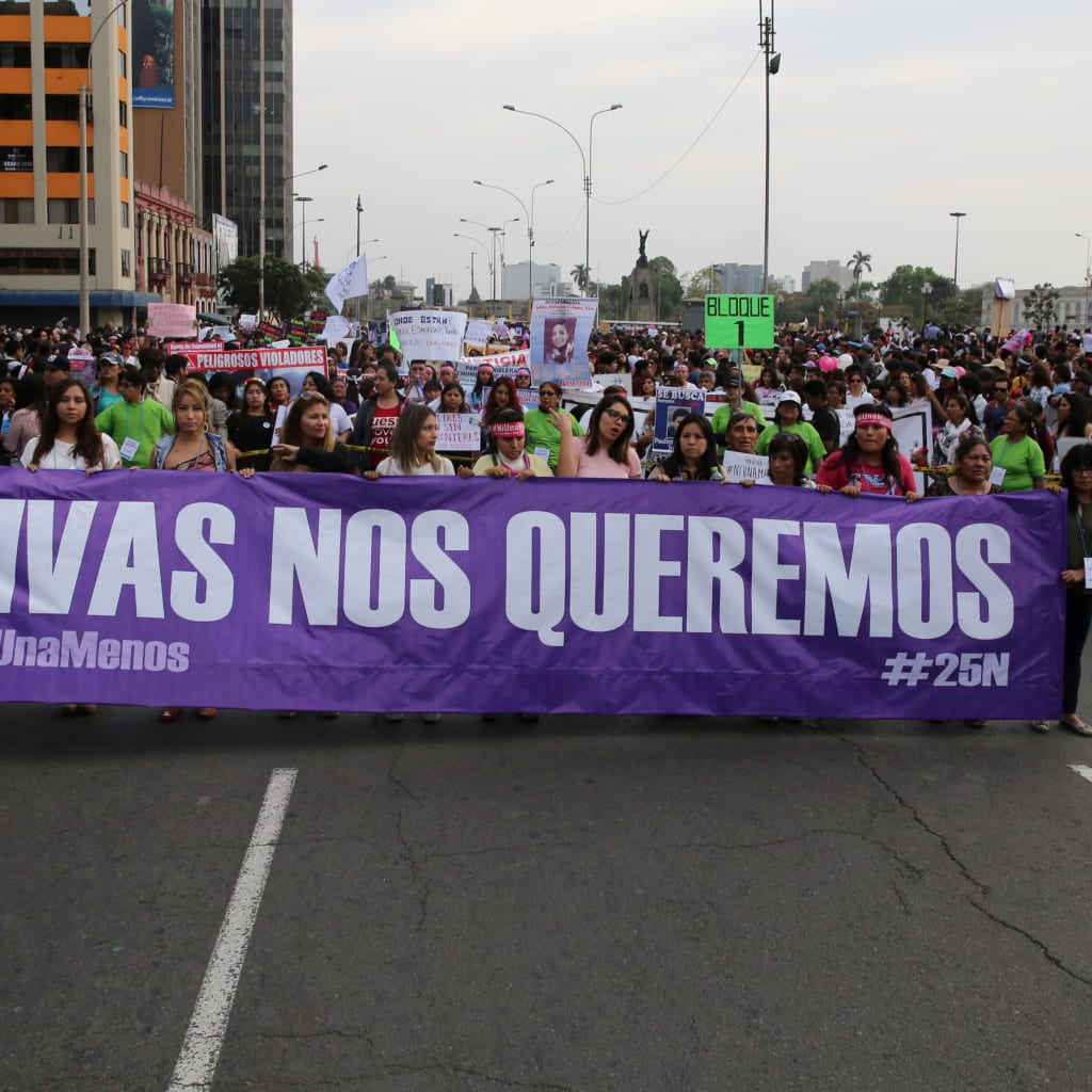 <p>Women in Peru march holding sign reading: ‘ We want us alive’ during a protest against violence against women, November 25, 2017.</p>
