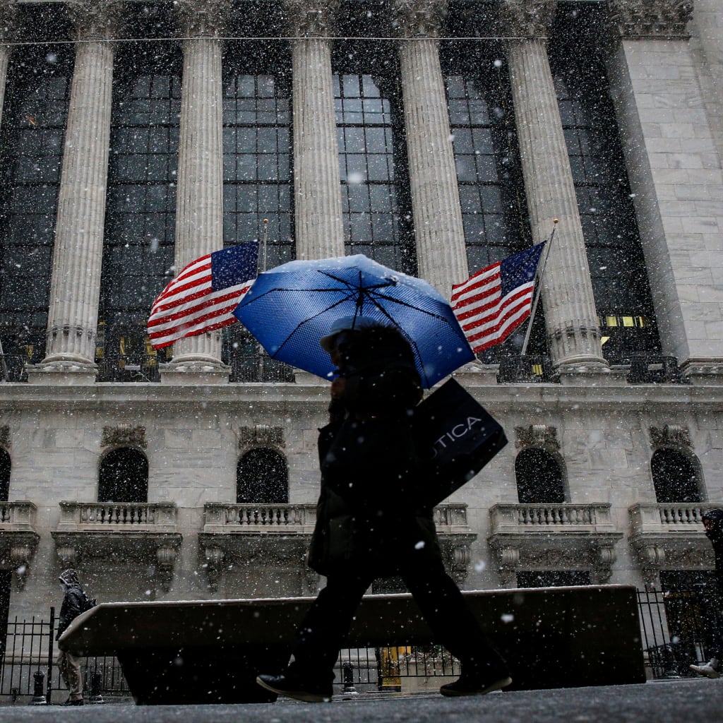 <p>Snow beings to fall as morning commuters pass by the New York Stock Exchange in New York, February 7, 2018.</p>
