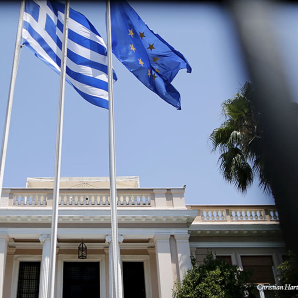 greek-flag-euro-flag-Christian-Hartmann-reuters.jpg