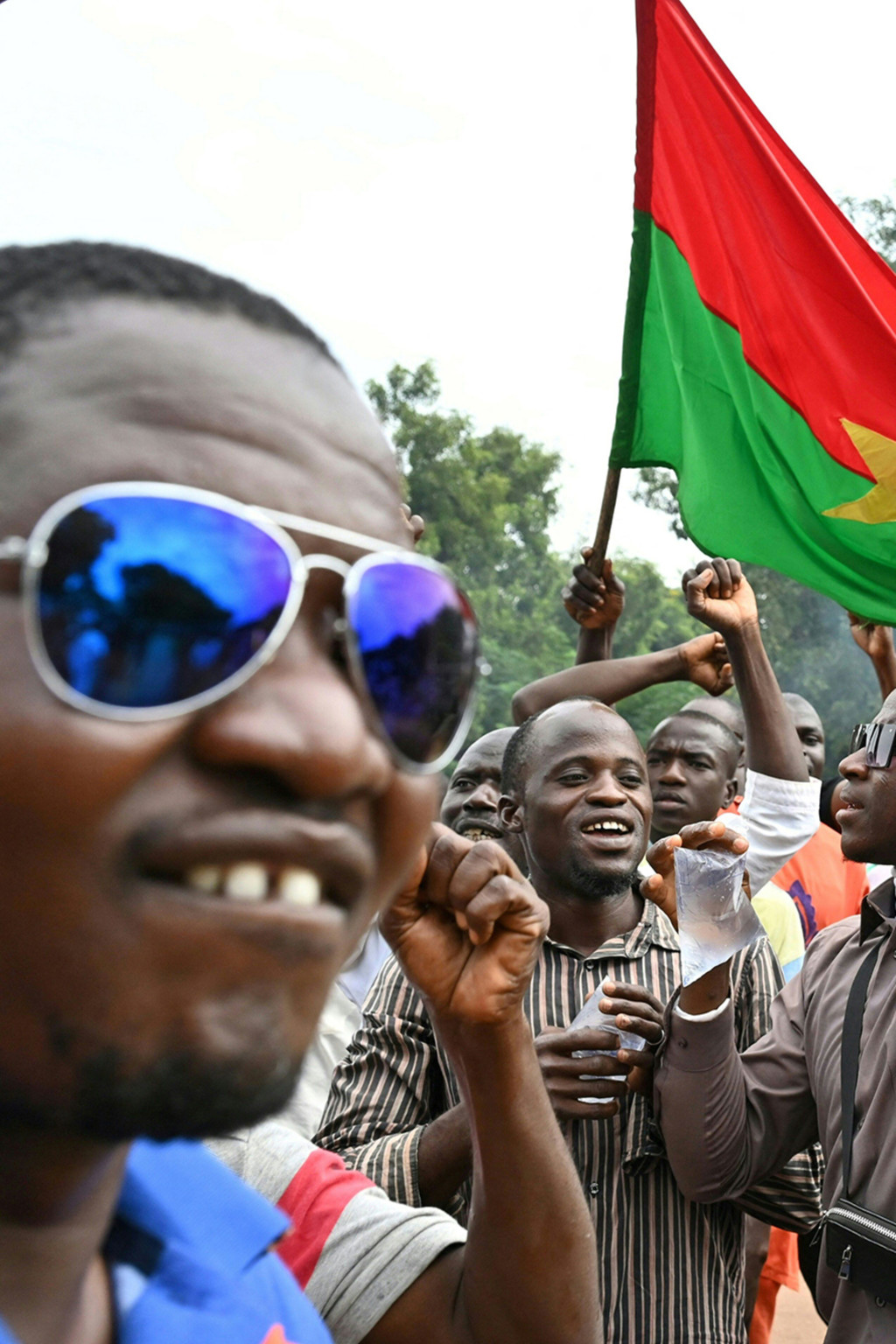 <p>Demonstrators lift Burkinabè and Russian flags after Burkina Faso’s second 2022 coup.</p>
