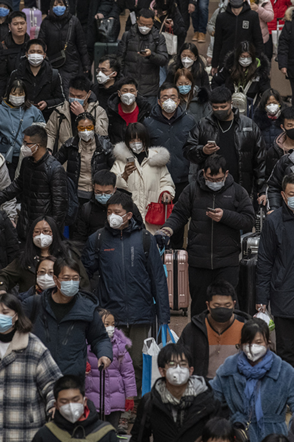 <p>Chinese passengers arrive at a Beijing railway station amid the coronavirus outbreak.</p>
