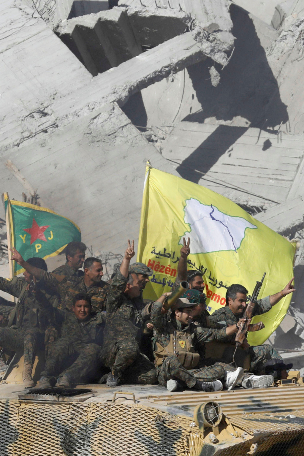 <p>Syrian Democratic Forces fighters celebrate victory in Raqqa.</p>
