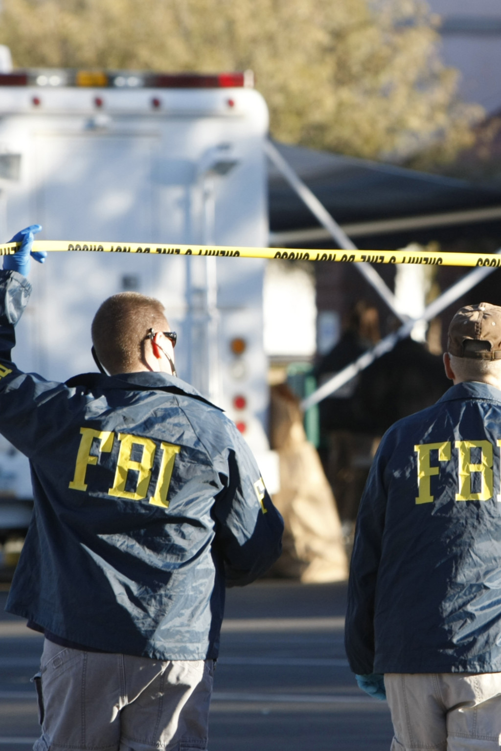 <p>FBI agents respond to a crime scene.</p>
