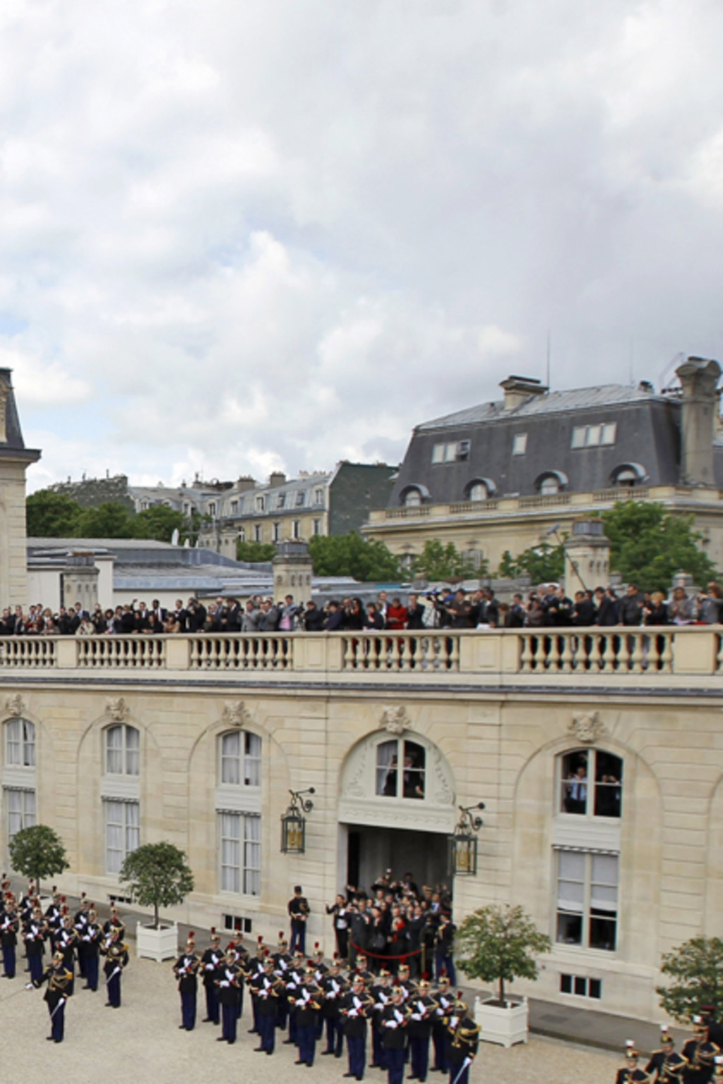 <p>France’s outgoing President Sarkozy and his wife leave the Elysee Palace after the handover ceremony with President Hollande, May 15, 2012. </p>
