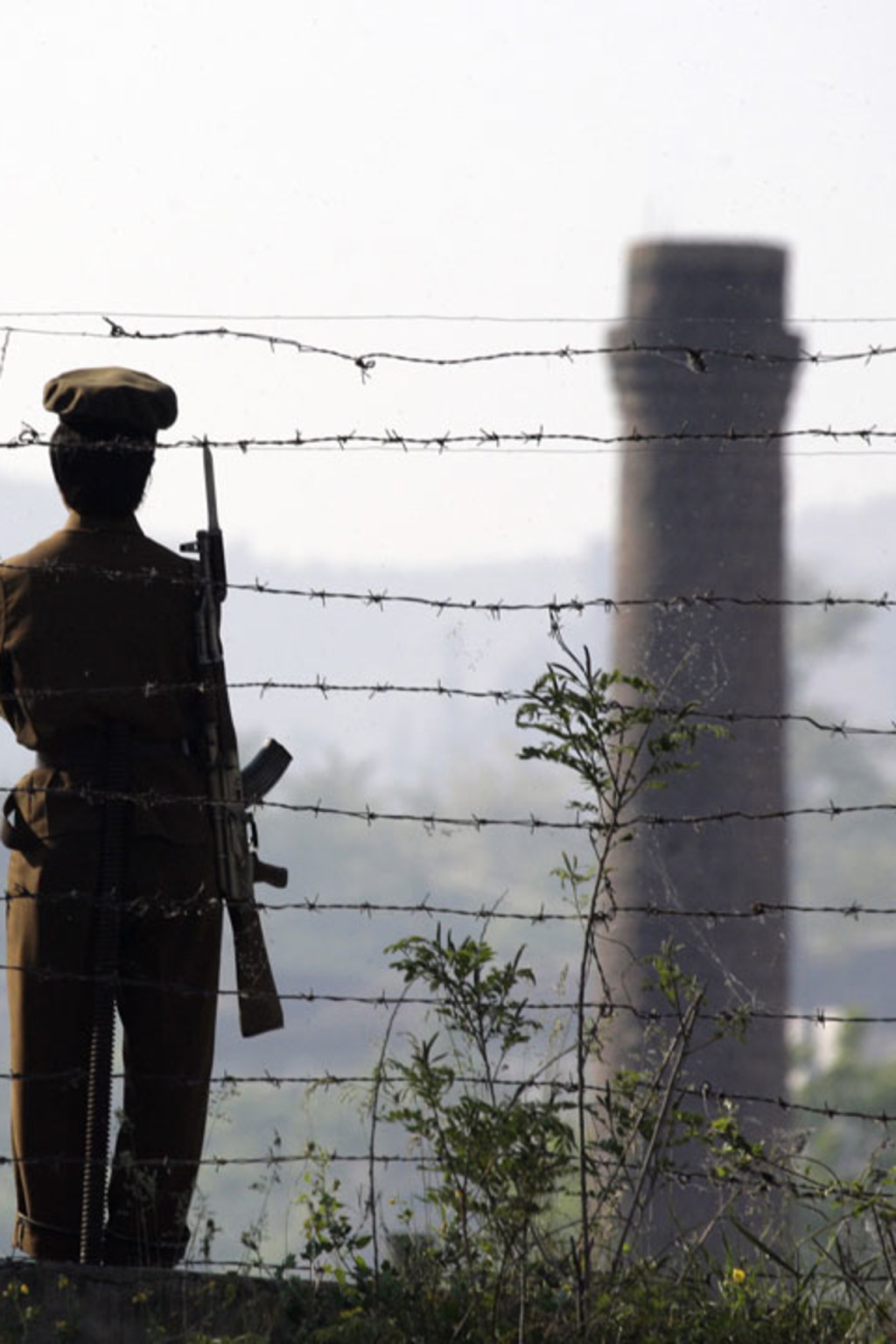 <p>A North Korean soldier guards the banks of the Yalu River opposite the Chinese border town of Hekou, May 31, 2009.</p>
