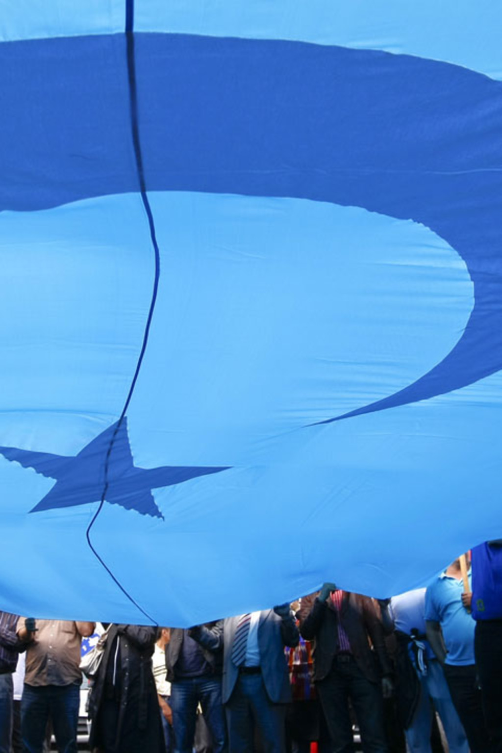 <p>Protesters hold an East Turkestan flag during a demonstration in Berlin to protest against deadly riots in China’s northwestern region of Xinjiang, July 10, 2009. </p>
