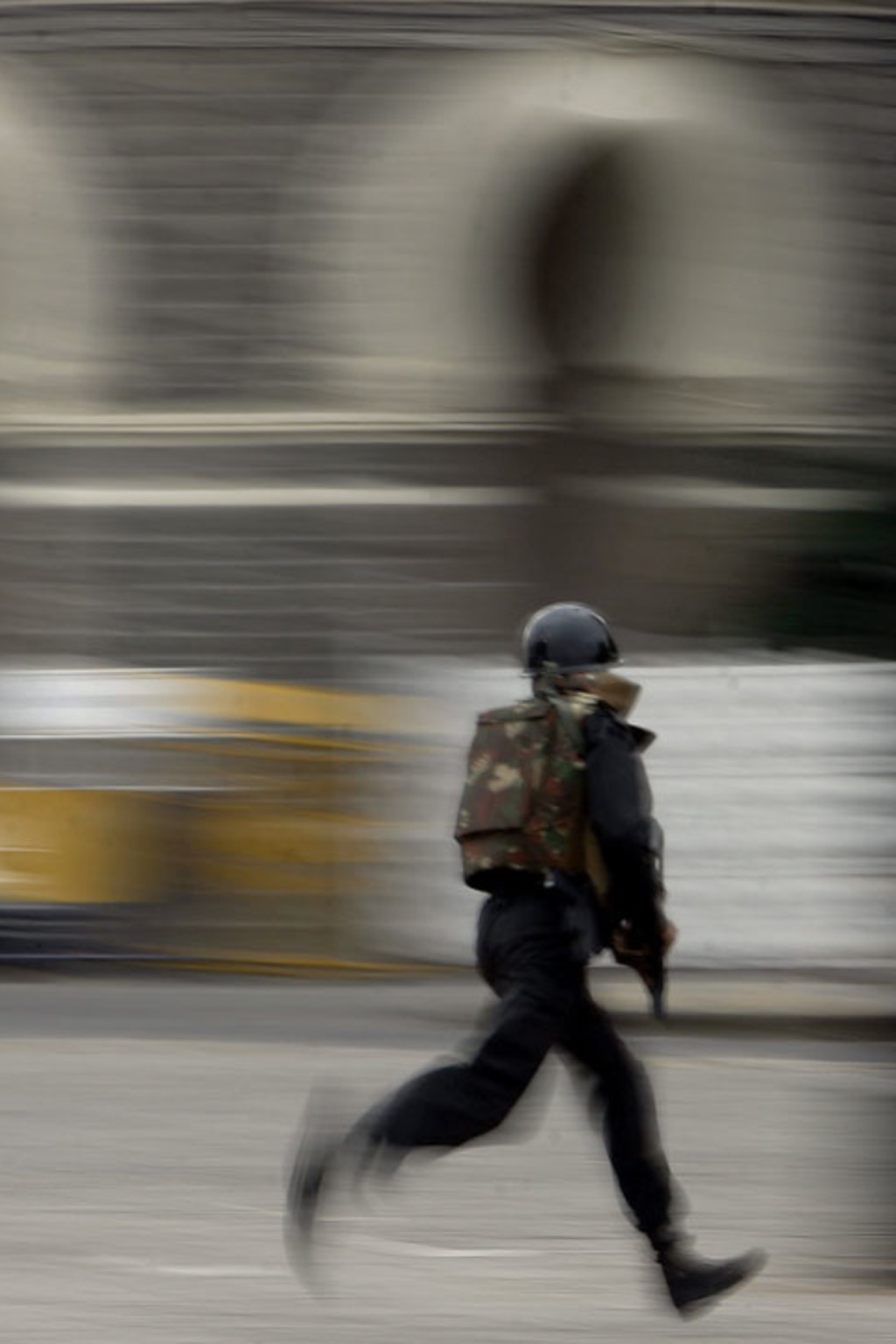 <p>An Indian commando running into Taj Hotel before a gun battle in Mumbai, November 28, 2008. </p>
