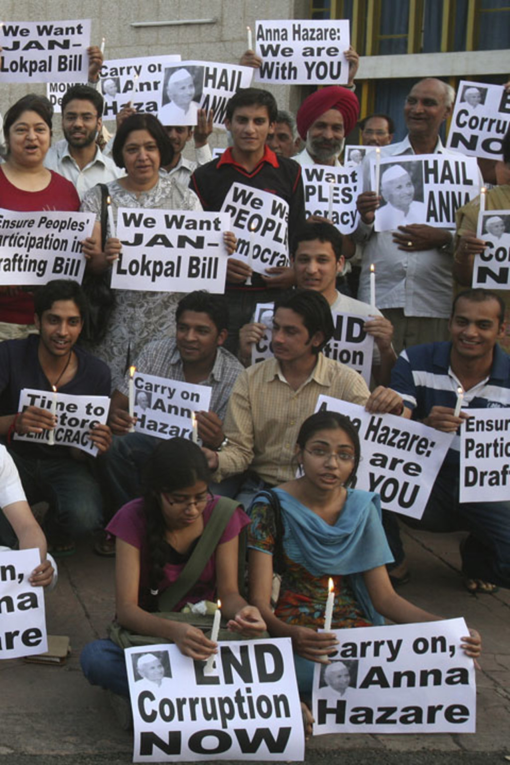 <p>Protesters hold placards against corruption in the northern Indian city of Chandigarh, April 7, 2011.</p>