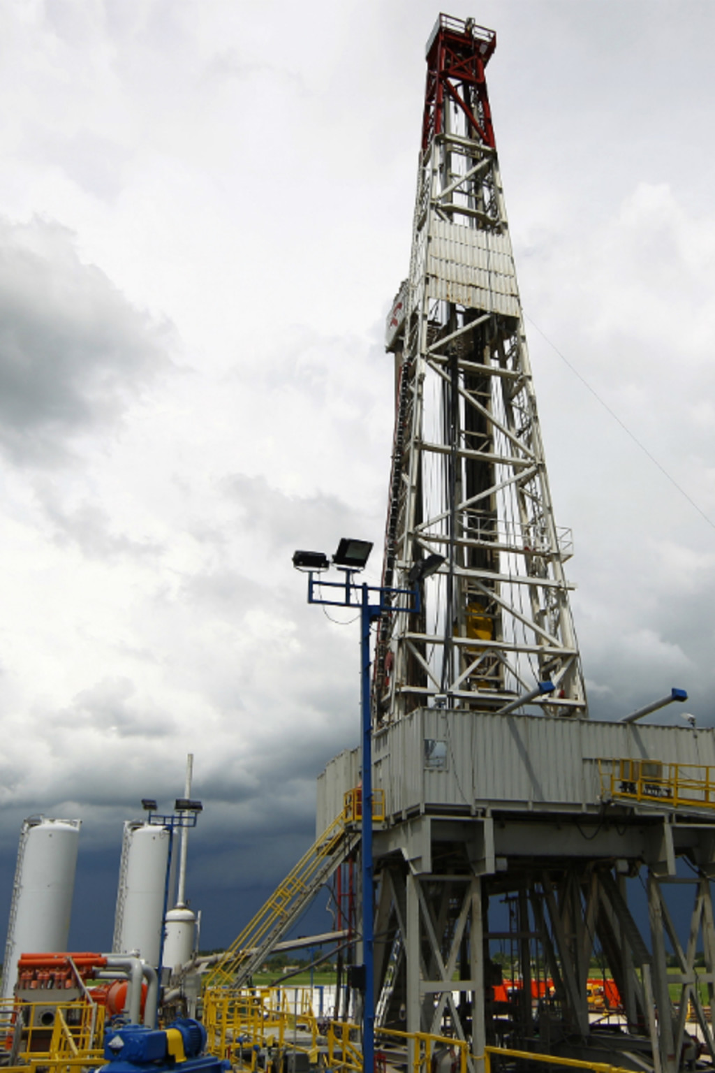 <p>A shale gas fracking facility.</p>
