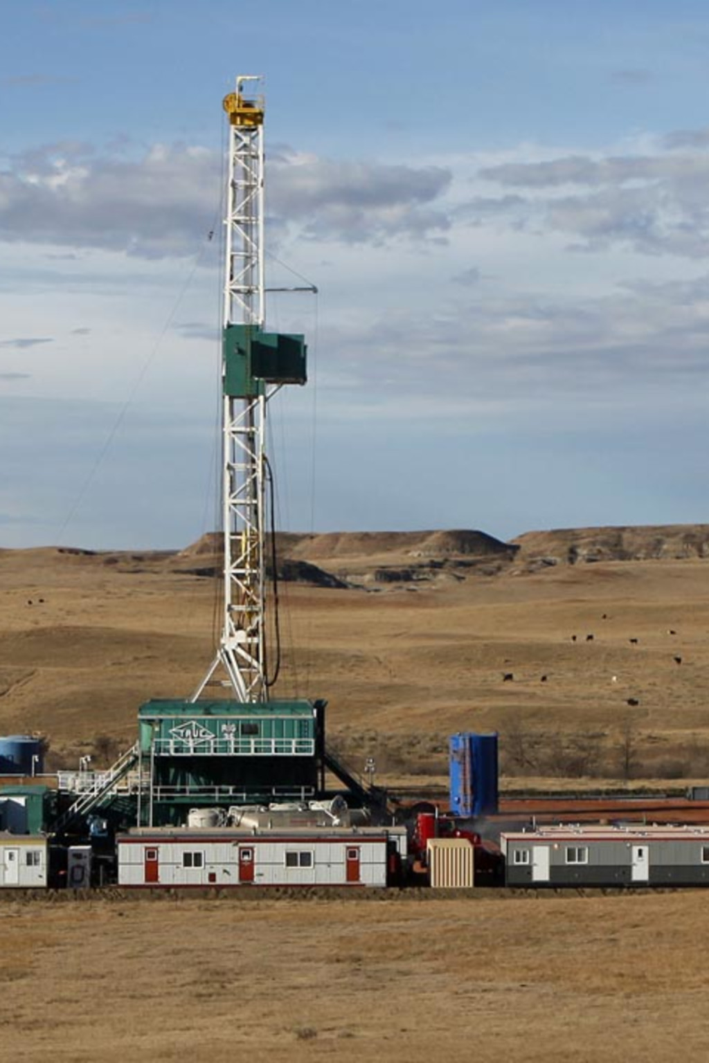 <p>An oil drilling rig outside Watford, North Dakota.</p>
