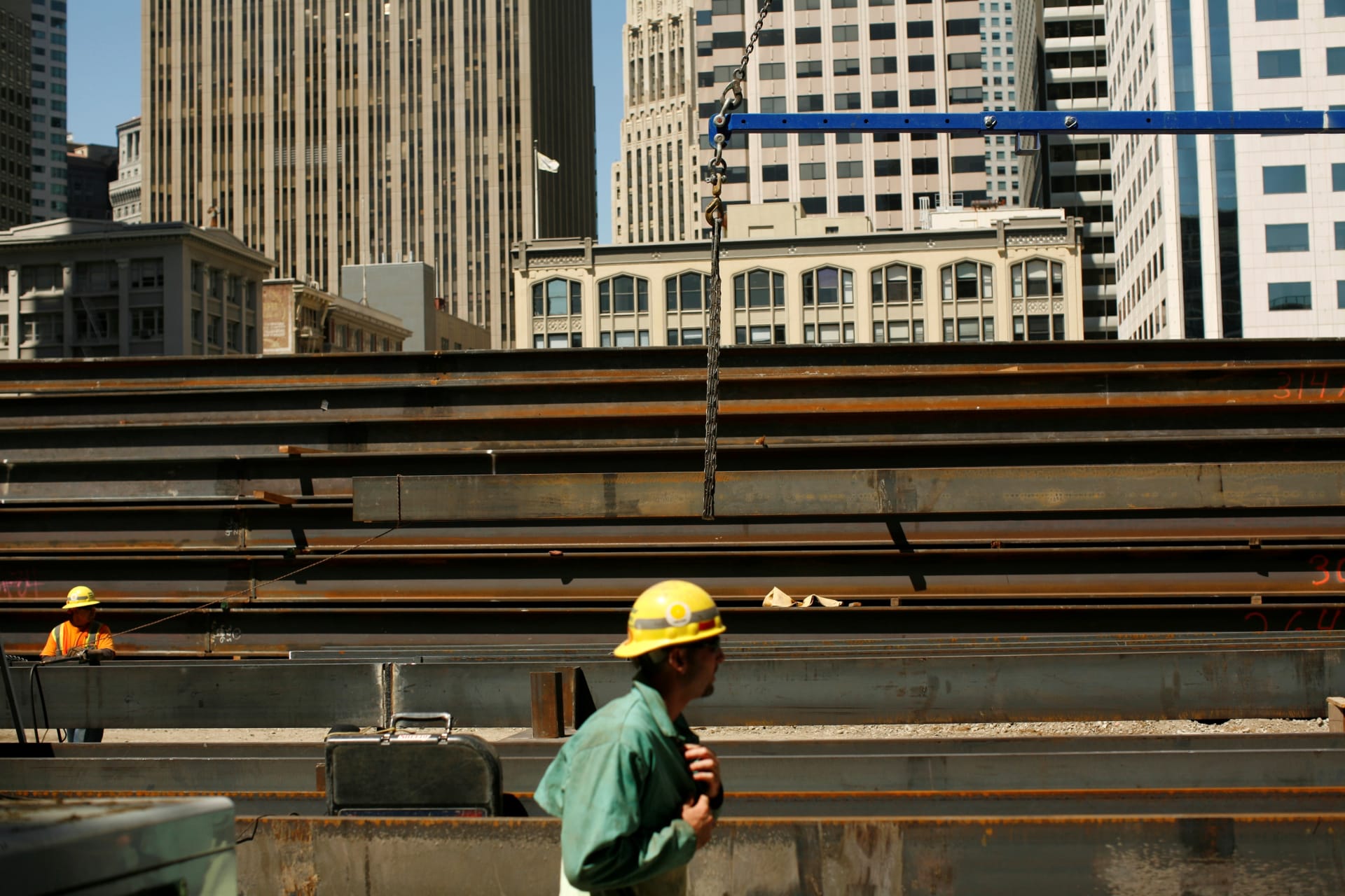 <p>Workers guide steel beams into place at a construction site in San Francisco, California September 1, 2011.</p>
