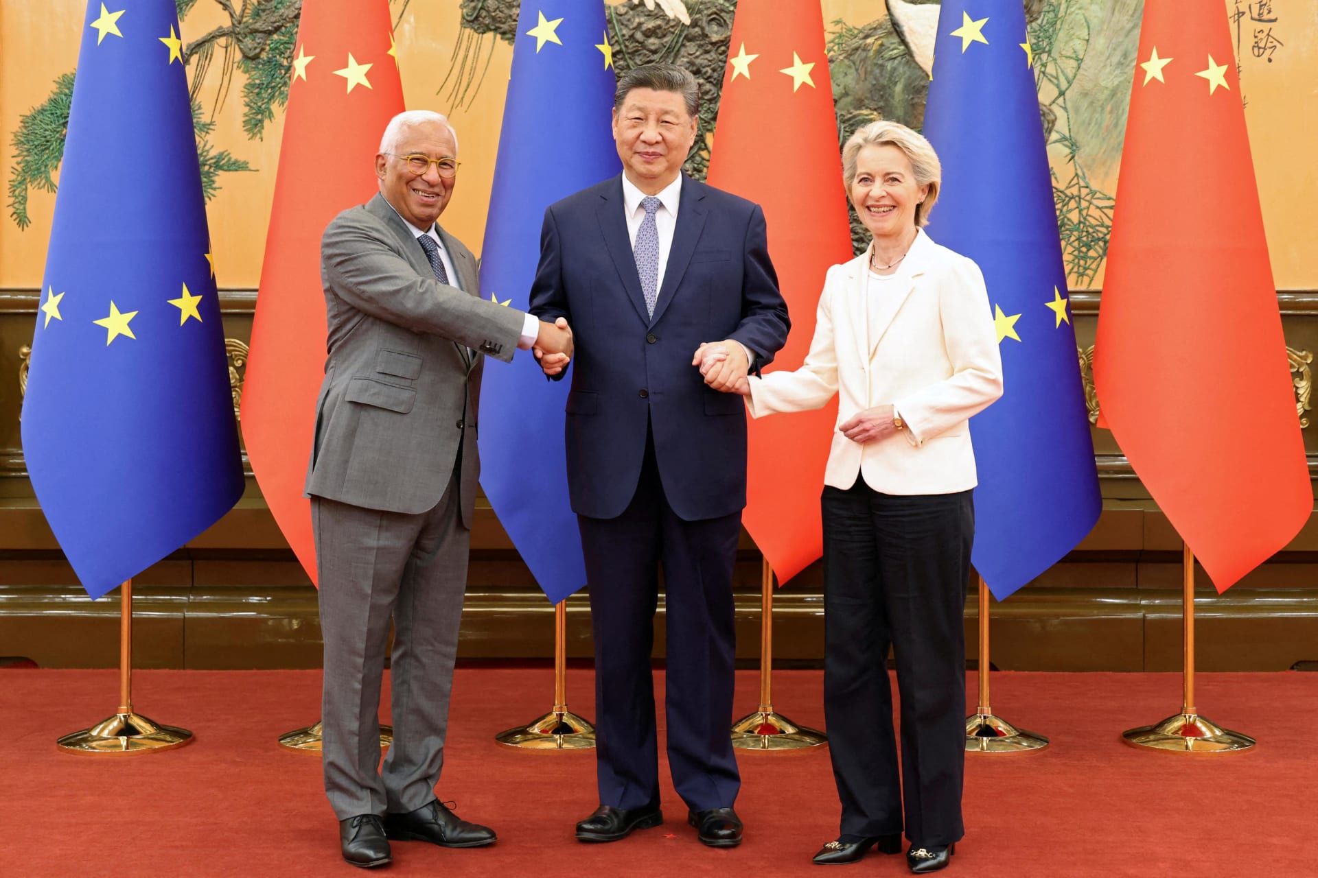 <p>Chinese President Xi Jinping shakes hands with European Council President Antonio Costa and European Commission President Ursula von der Leyen at the Great Hall of the People in Beijing, China July 24, 2025.</p>
