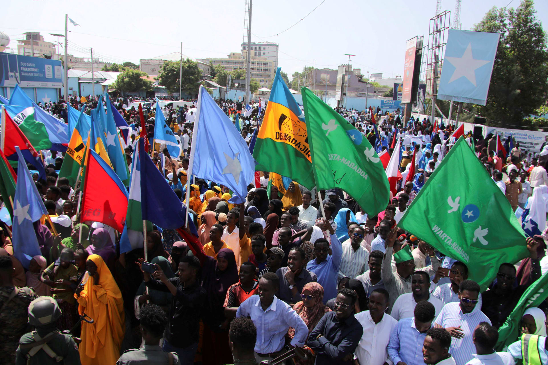 <p>People attend a march in support of the Somali government’s plans for universal suffrage in preparation for a one-person, one-vote presidential election in 2026, in Mogadishu, Somalia on November 26, 2024.</p>
