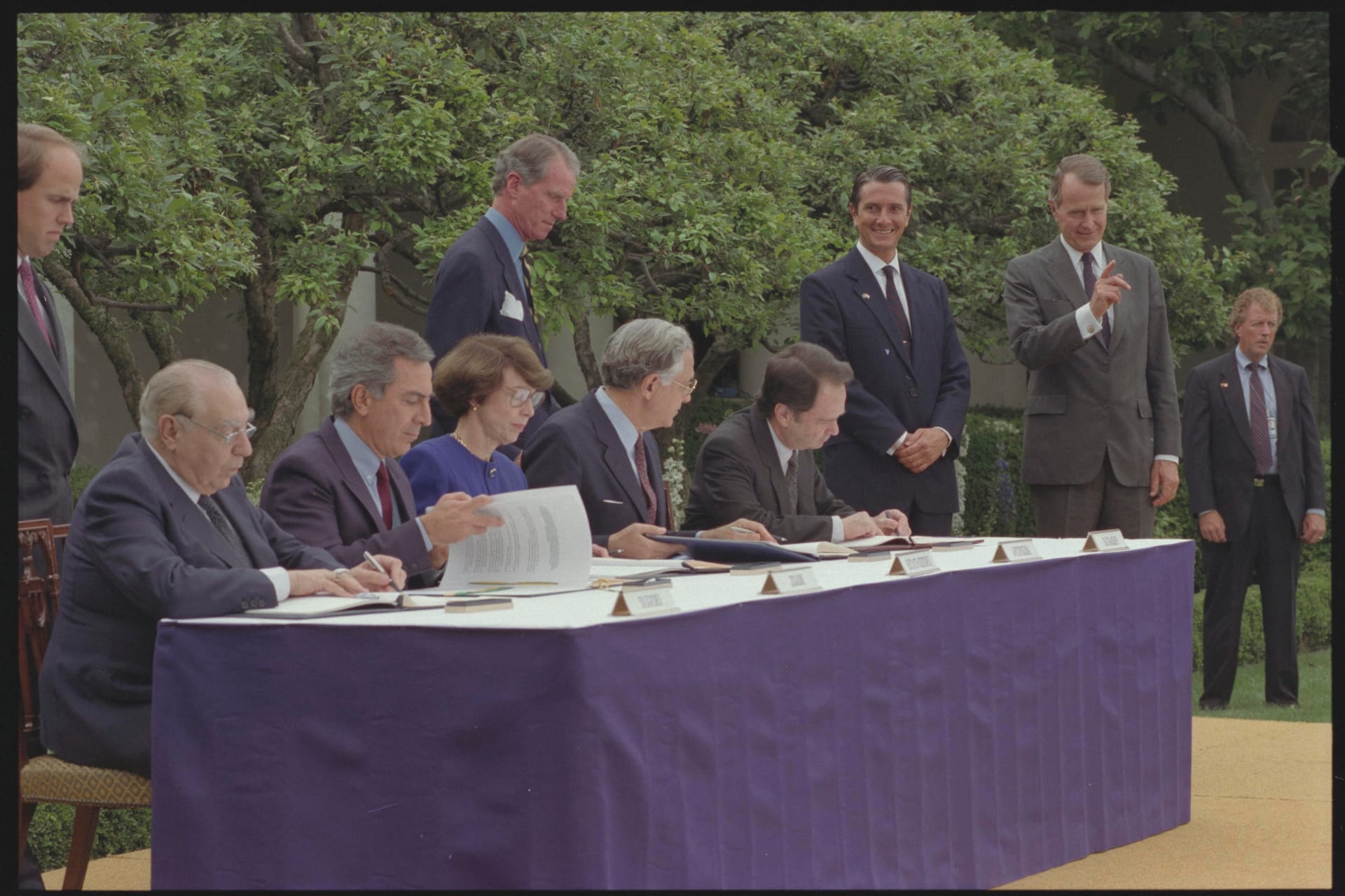 <p>USPres George Bush and Fernando Collor de Mello of Brazil watch as Trade Reps. Carla Hills of the US and Paraguayan Forgn Minister Alexis Fruto, Argetine FM F Guido di Tella, Brazil’s FM Hector Gros, and Uruguayan FM Francisco Rezek sign trade agreement. </p>
