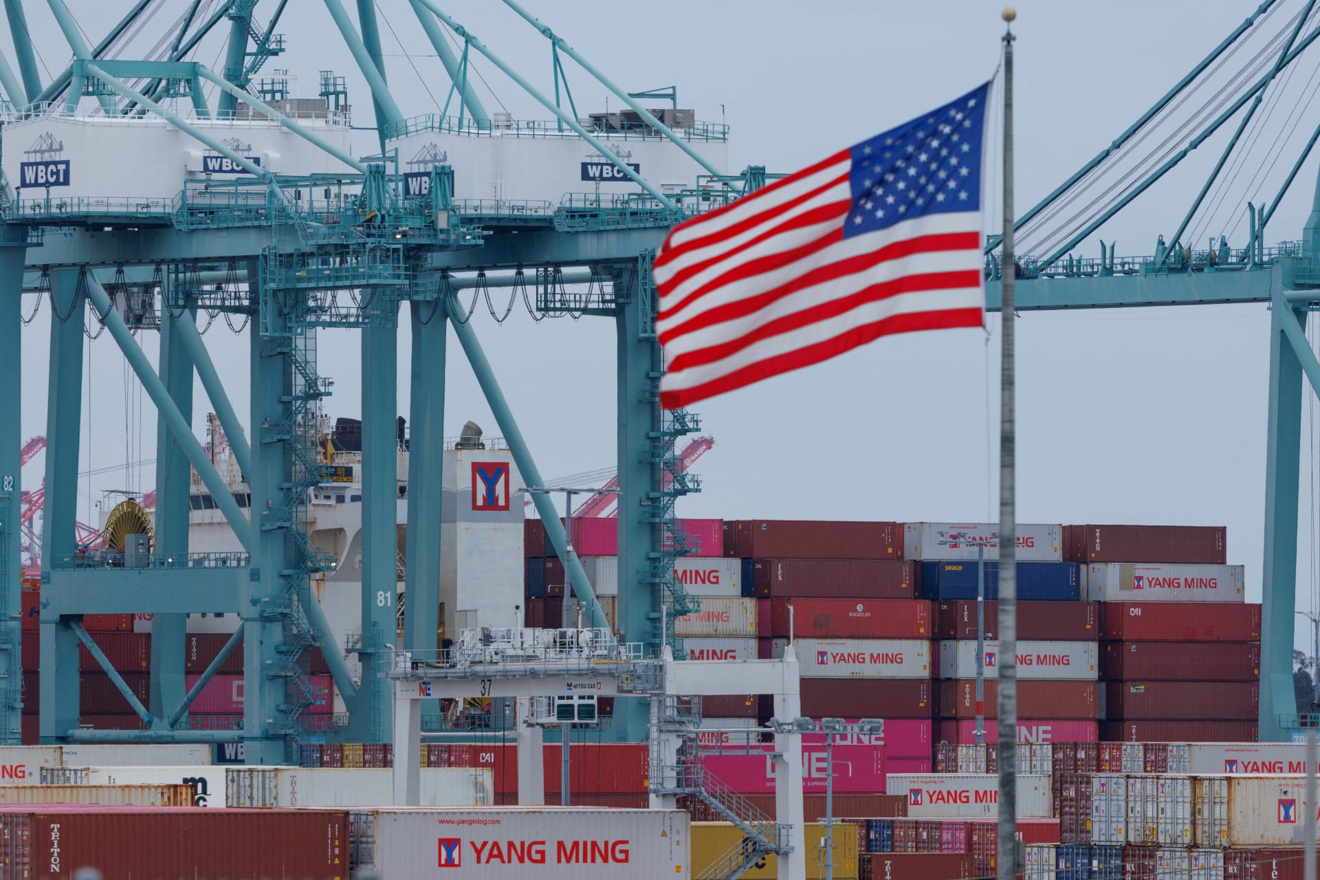 <p> A U.S. flag flutters near shipping containers as a ship is unloaded at the Port of Los Angeles, in San Pedro, California, U.S., May 1, 2025.</p>
