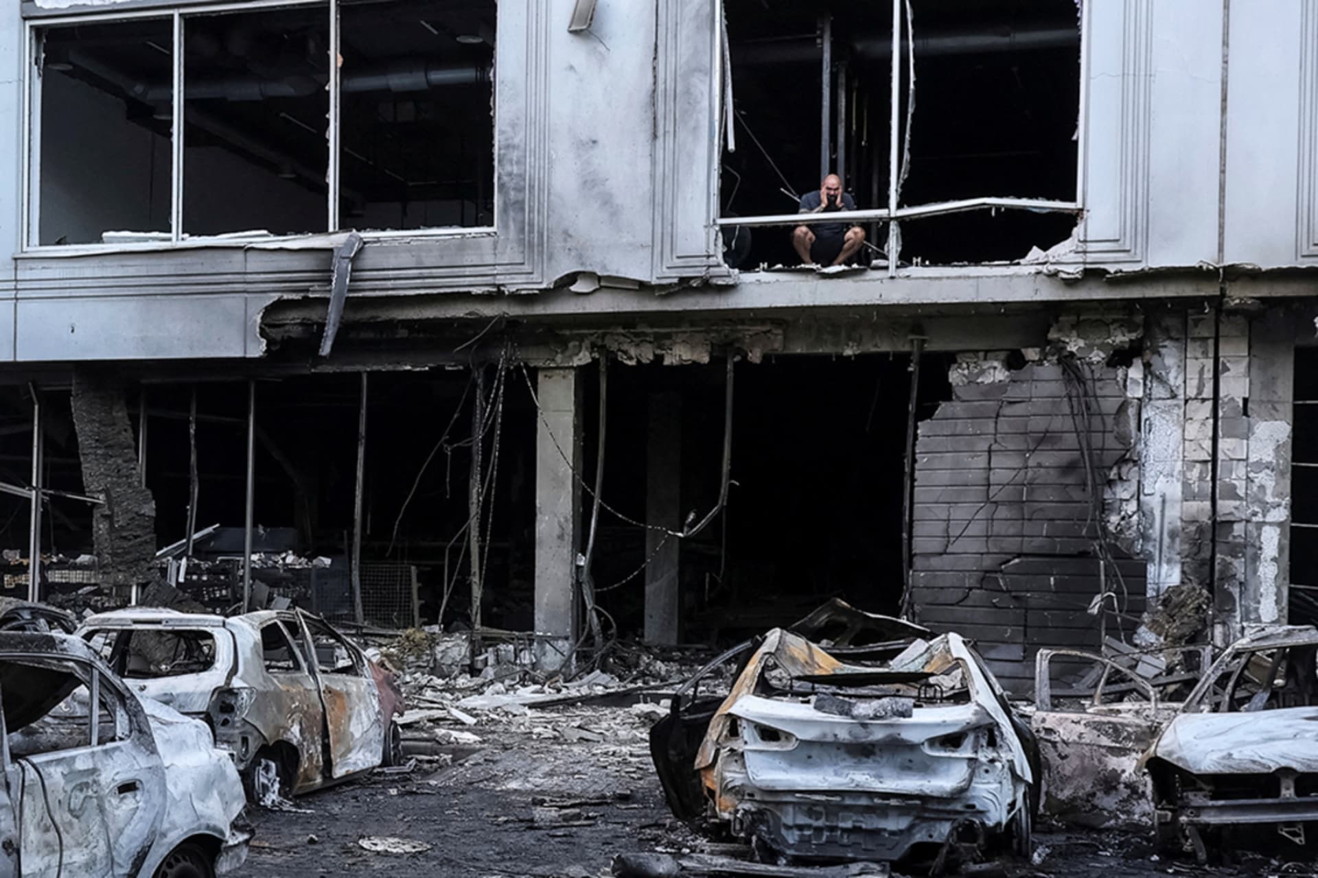 <p>A resident reacts at the site of the Russian drone strike, amid Russia’s attack on Ukraine, in Odesa, Ukraine July 22, 2025.</p>
