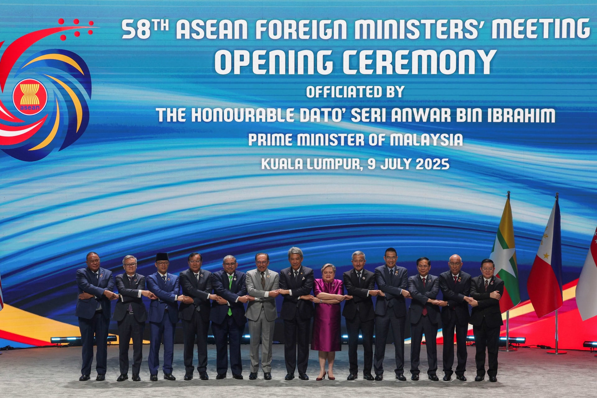 <p>ASEAN foreign ministers join hands for a group photo during the opening ceremony of the 58th ASEAN Foreign Ministers’ Meeting (AMM) in Kuala Lumpur, Malaysia, on July 9, 2025.</p>
