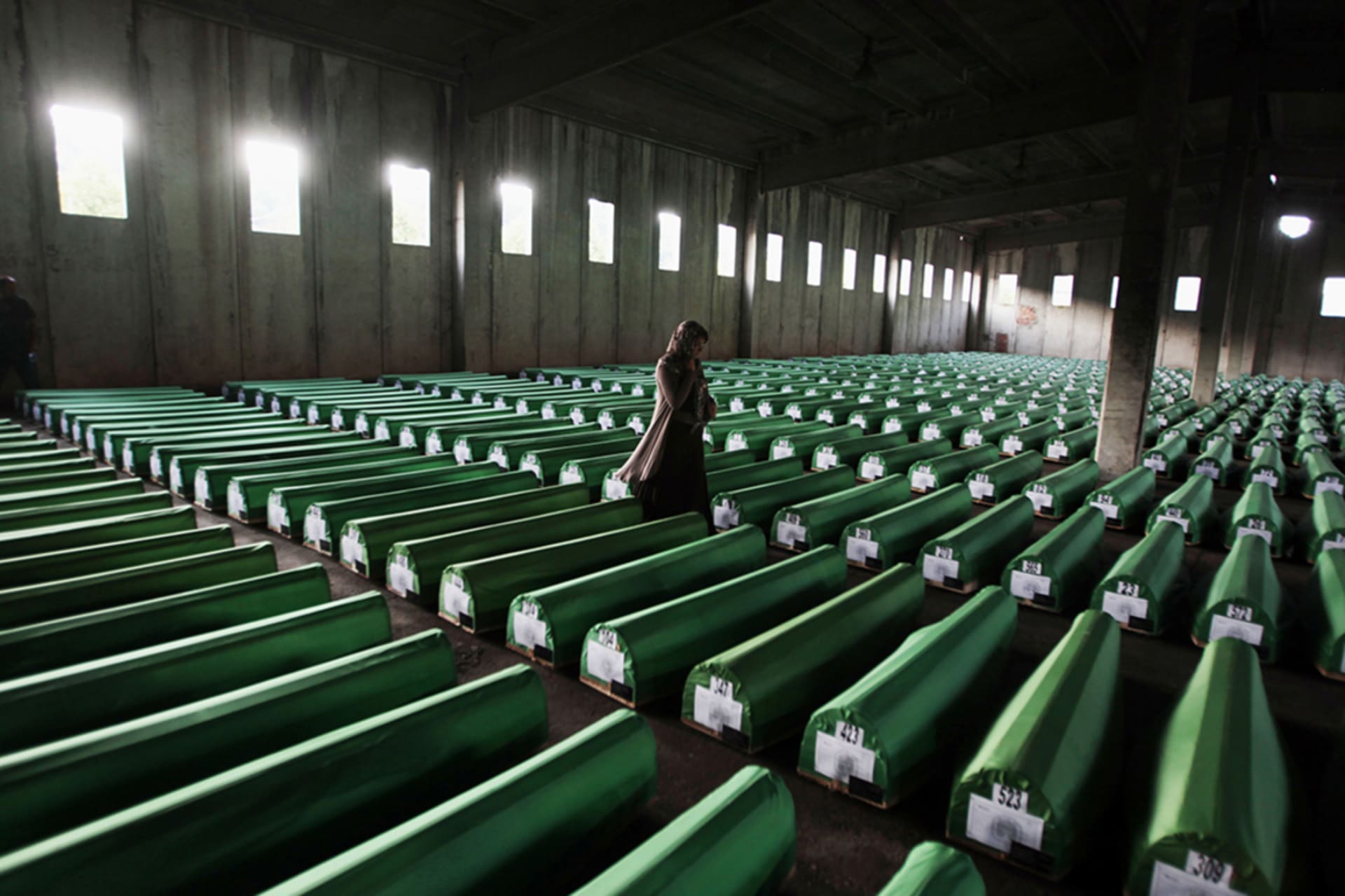 <p>A Bosniak woman searches coffins in Potočari, near Srebrenica, July 9, 2011. </p>
