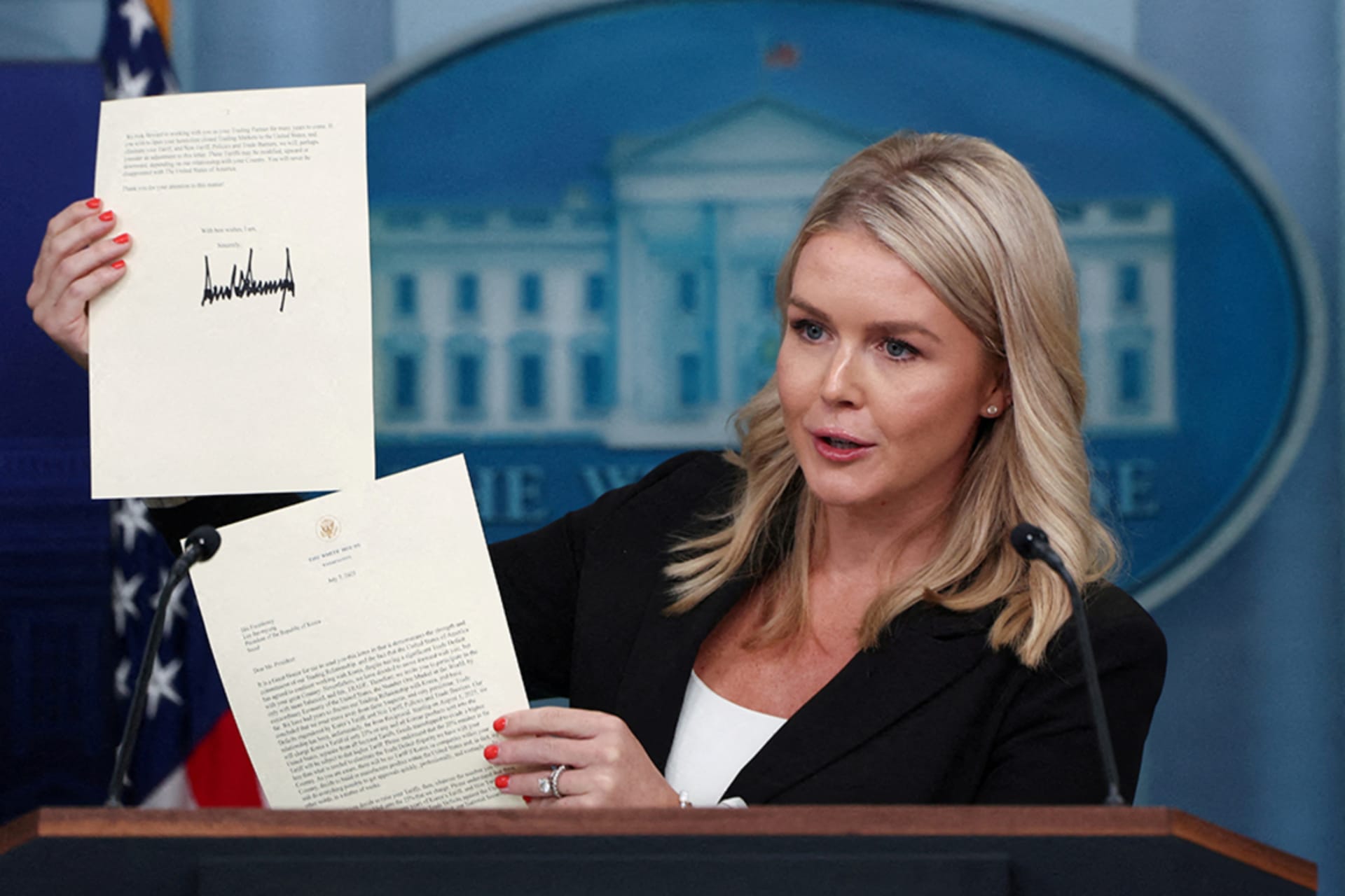 <p>White House Press Secretary Karoline Leavitt shows a signed letter on tariffs from U.S. President Donald Trump to South Korean President Lee Jae Myung during a press briefing at the White House in Washington, D.C., U.S., July 7, 2025.</p>
