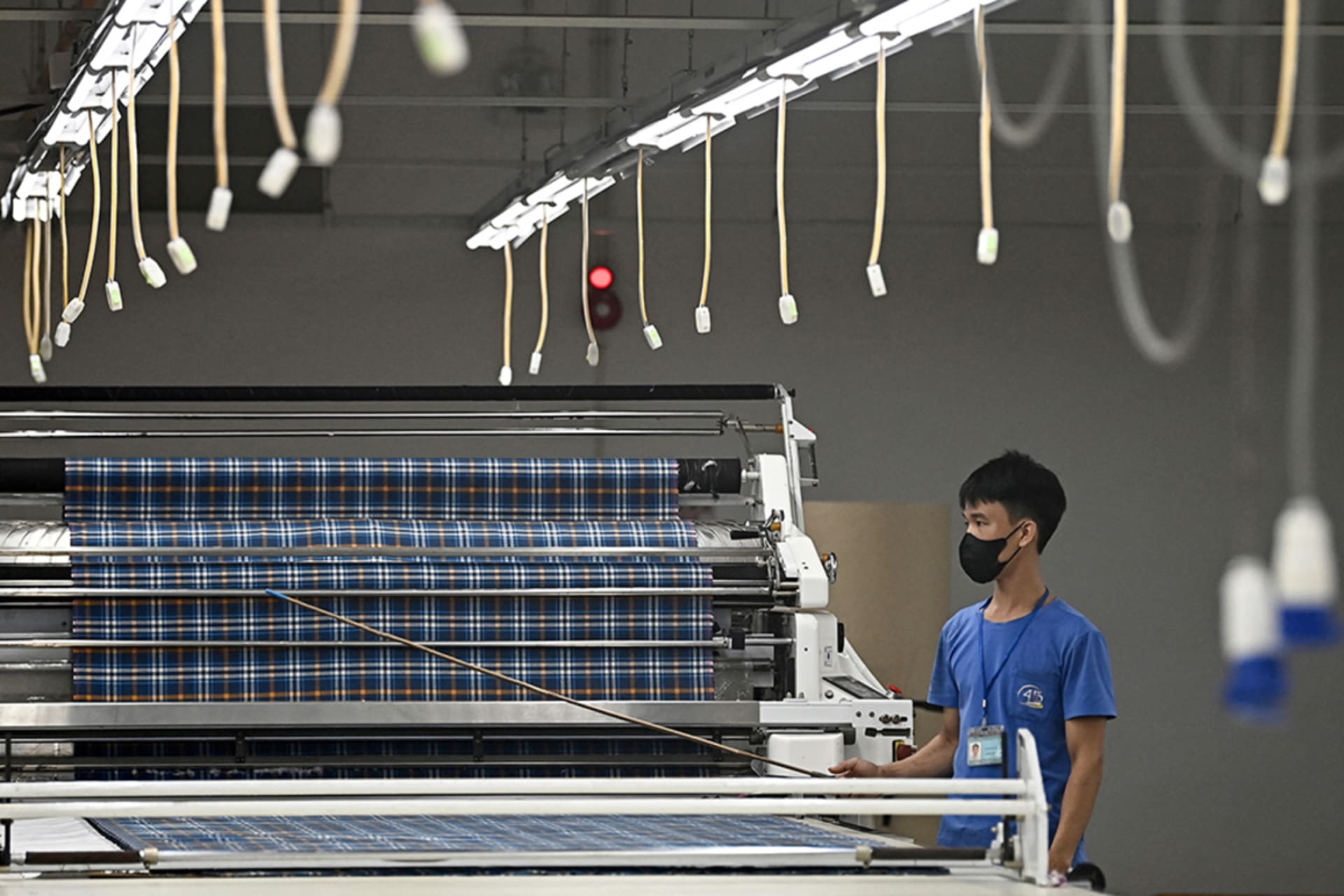 <p>A worker uses an automatic fabric cutting machine at a garment factory in Vietnam’s Thai Nguyen Province on July 2, 2025.</p>
