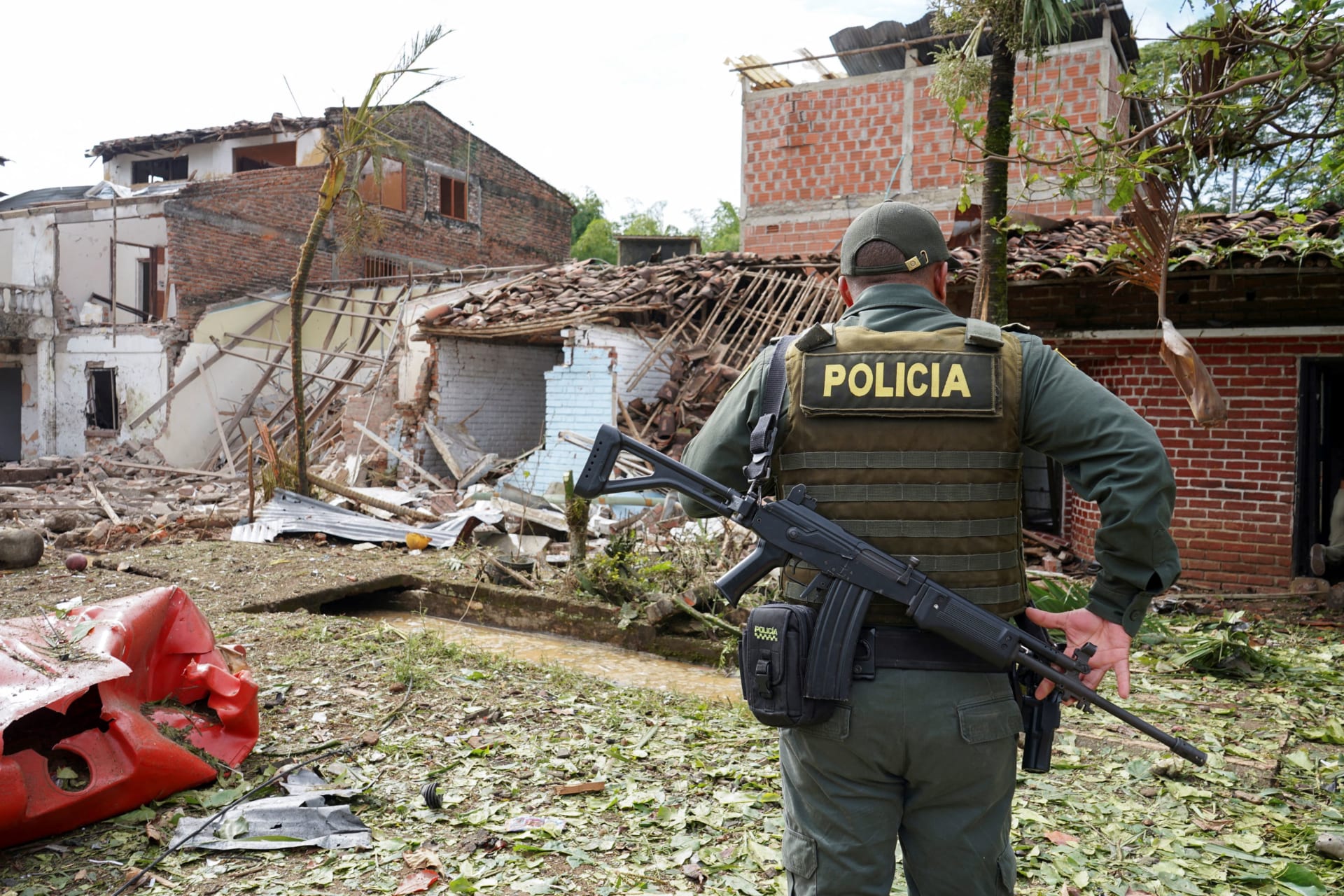 <p>A Colombian police officer stands near the site of a car explosion in Jamundi.</p>
