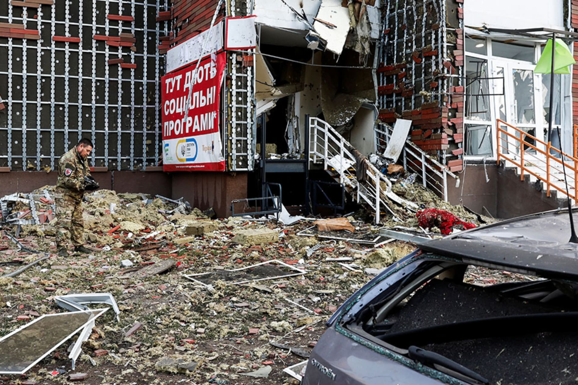 <p>An investigator works next to a damaged apartment building at the site of a Russian drone strike in Kyiv, Ukraine June 10, 2025. </p>
