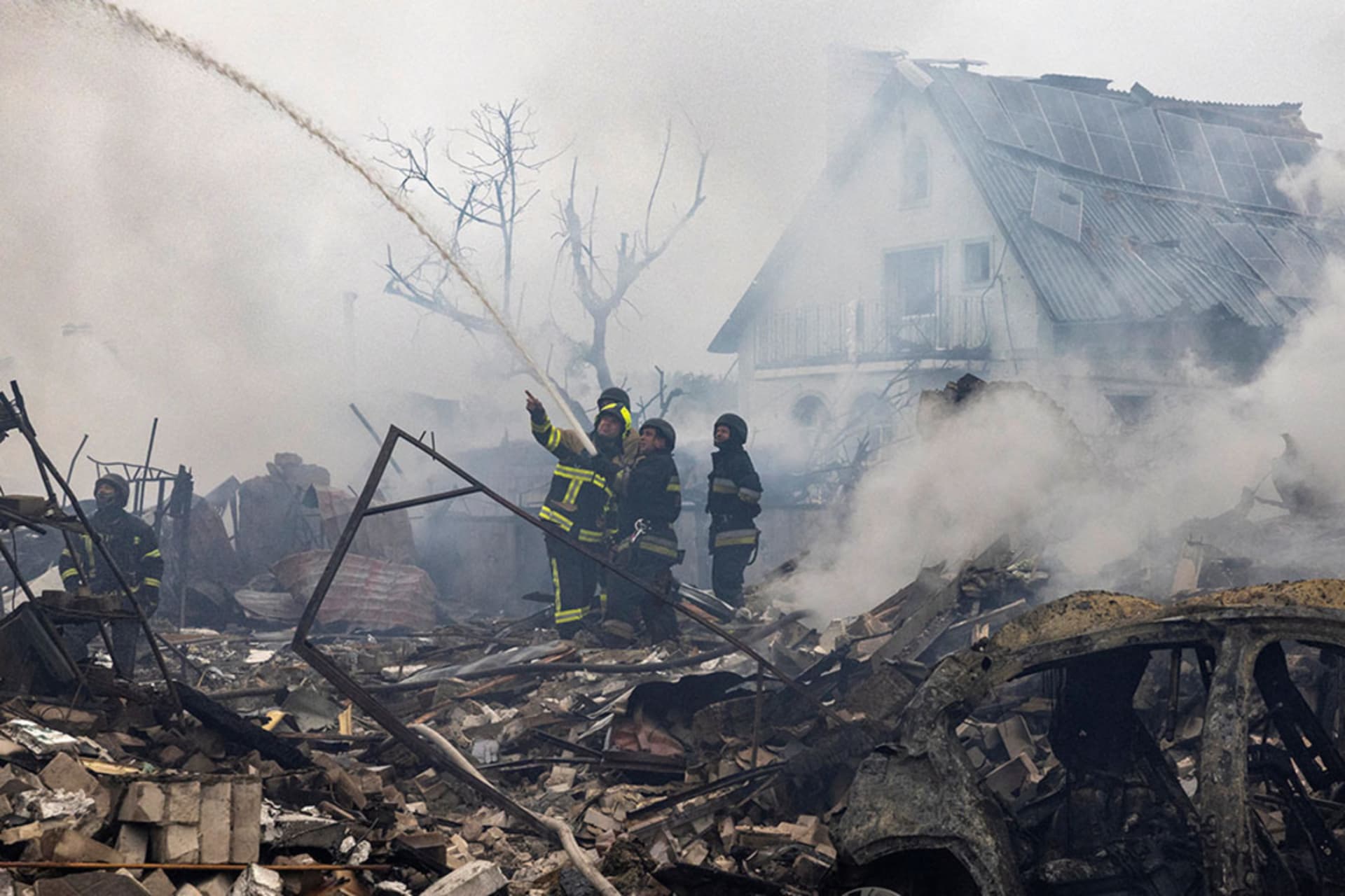 <p>Emergency workers extinguish fires from a Russian rocket strike amid Russia’s attack on Markhalivka, Kyiv region, Ukraine, May 25, 2025.</p>
