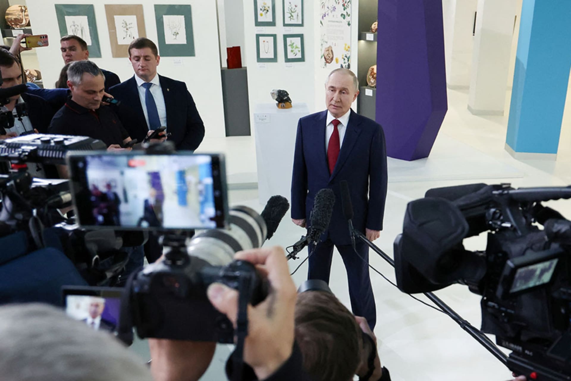 <p>Russian President Vladimir Putin meets with journalists following a phone call with U.S. President Donald Trump at the Sirius educational centre for gifted children near Sochi in the Krasnodar region, Russia, May 19, 2025.</p>
