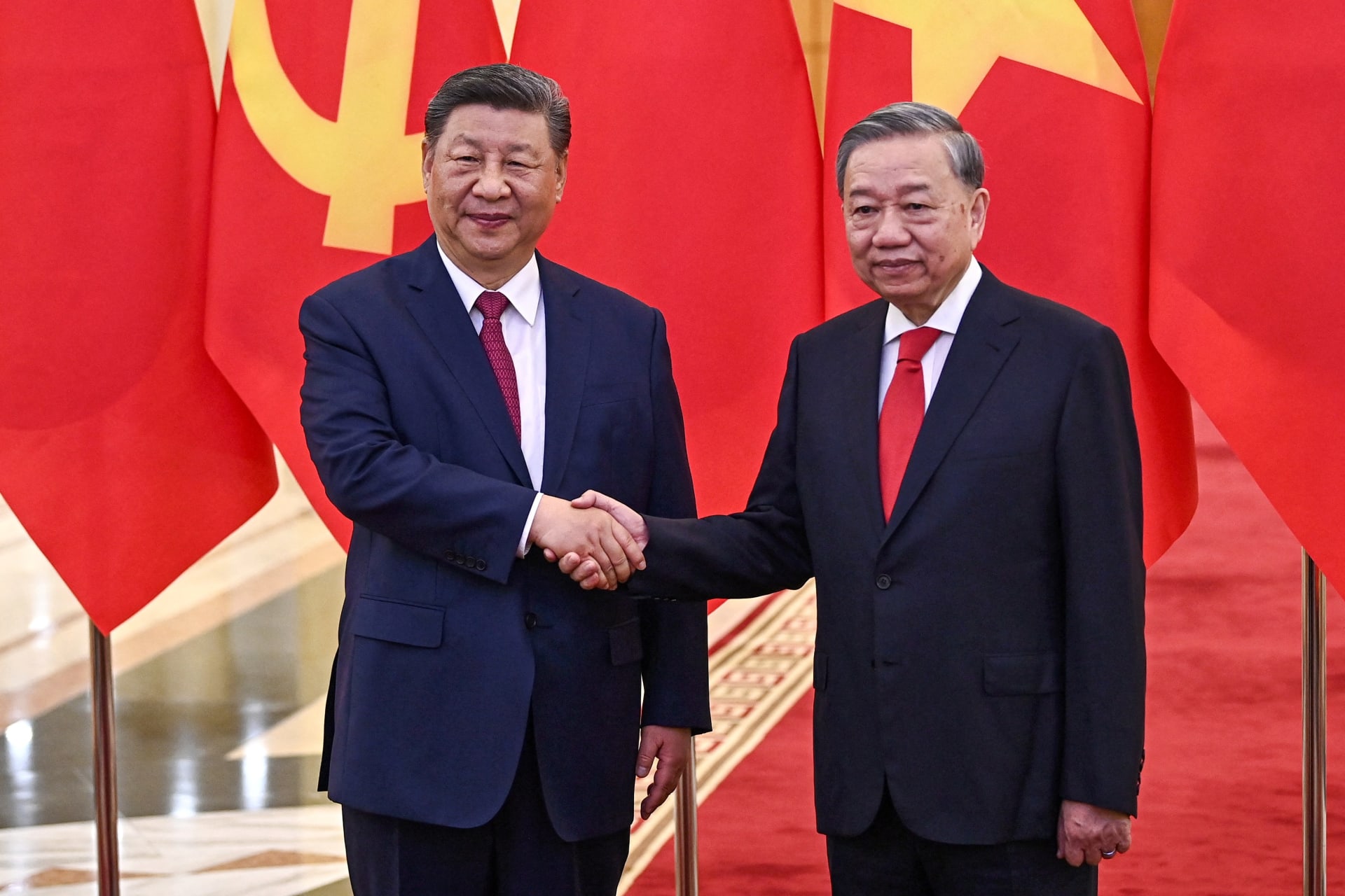 <p>Vietnam’s communist party general secretary To Lam (R) shakes hands with Chinese President Xi Jinping (L) during a meeting at the office of the Party Central Committee in Hanoi on April 14, 2025. </p>

