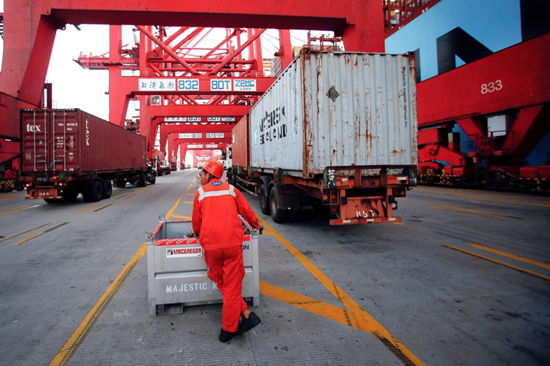 <p>A worker is seen at the Yangshan Deep Water Port in Shanghai, China on September 24, 2016.</p>
